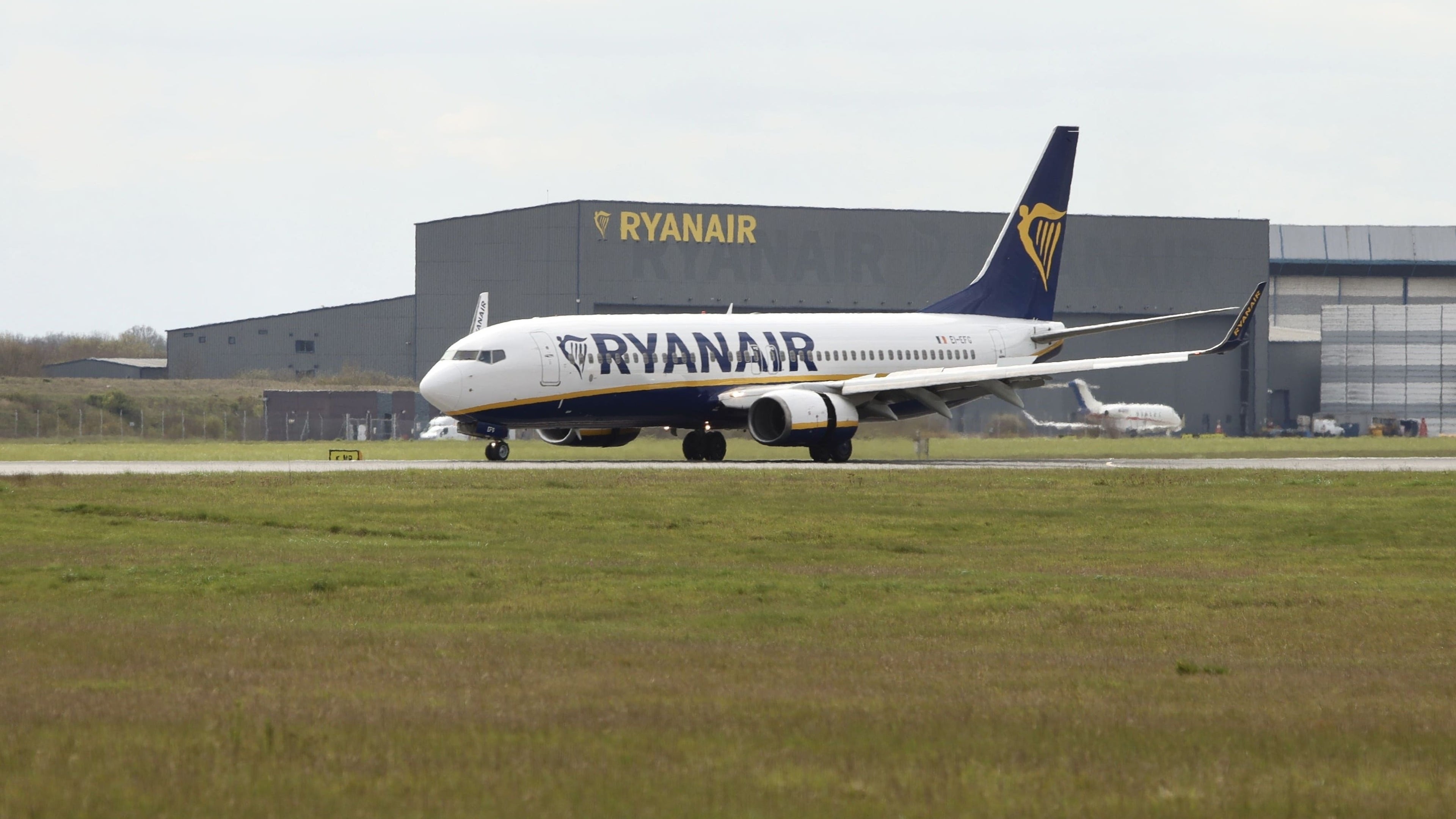 Ryanair sees fares and costs under pressure due to Iran war