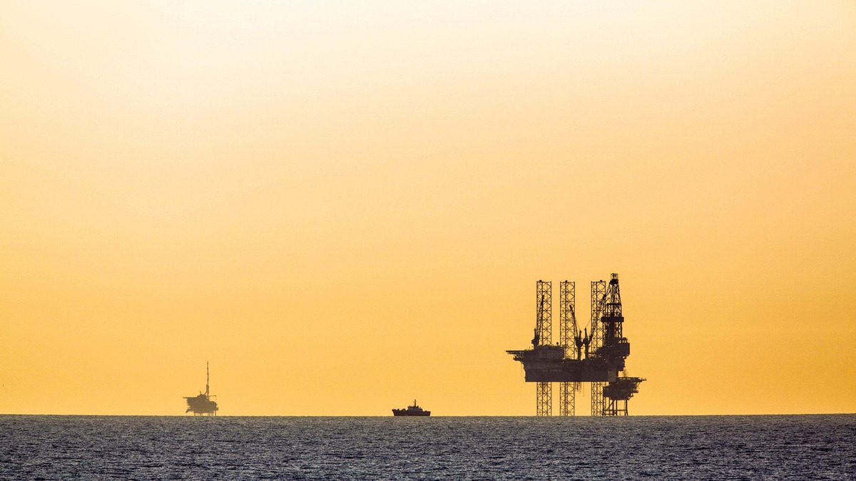 Oil prices fall back and global stocks rally amid hopes of Iran war ...