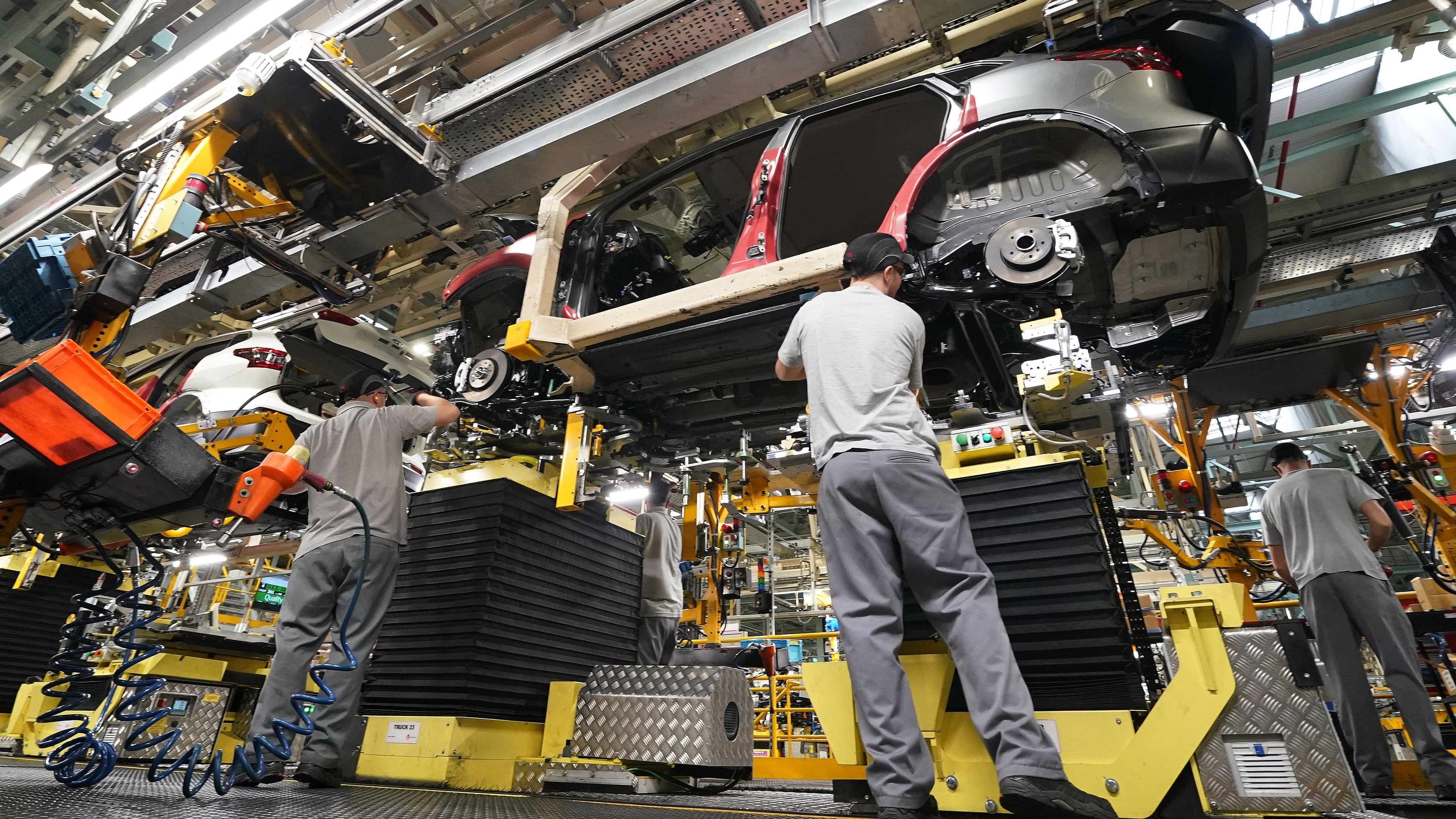 UK manufacturing activity rises as stretched supply chains renew inflation pressure