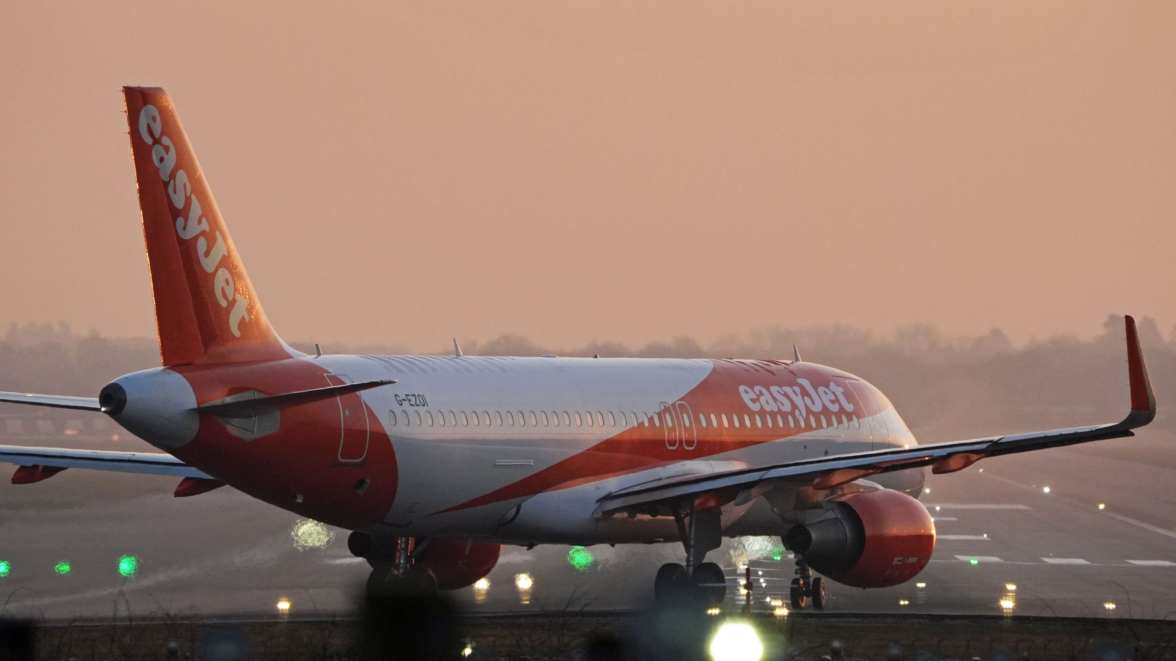 EasyJet reports £552m half-year loss, citing Middle East conflict for weaker summer bookings