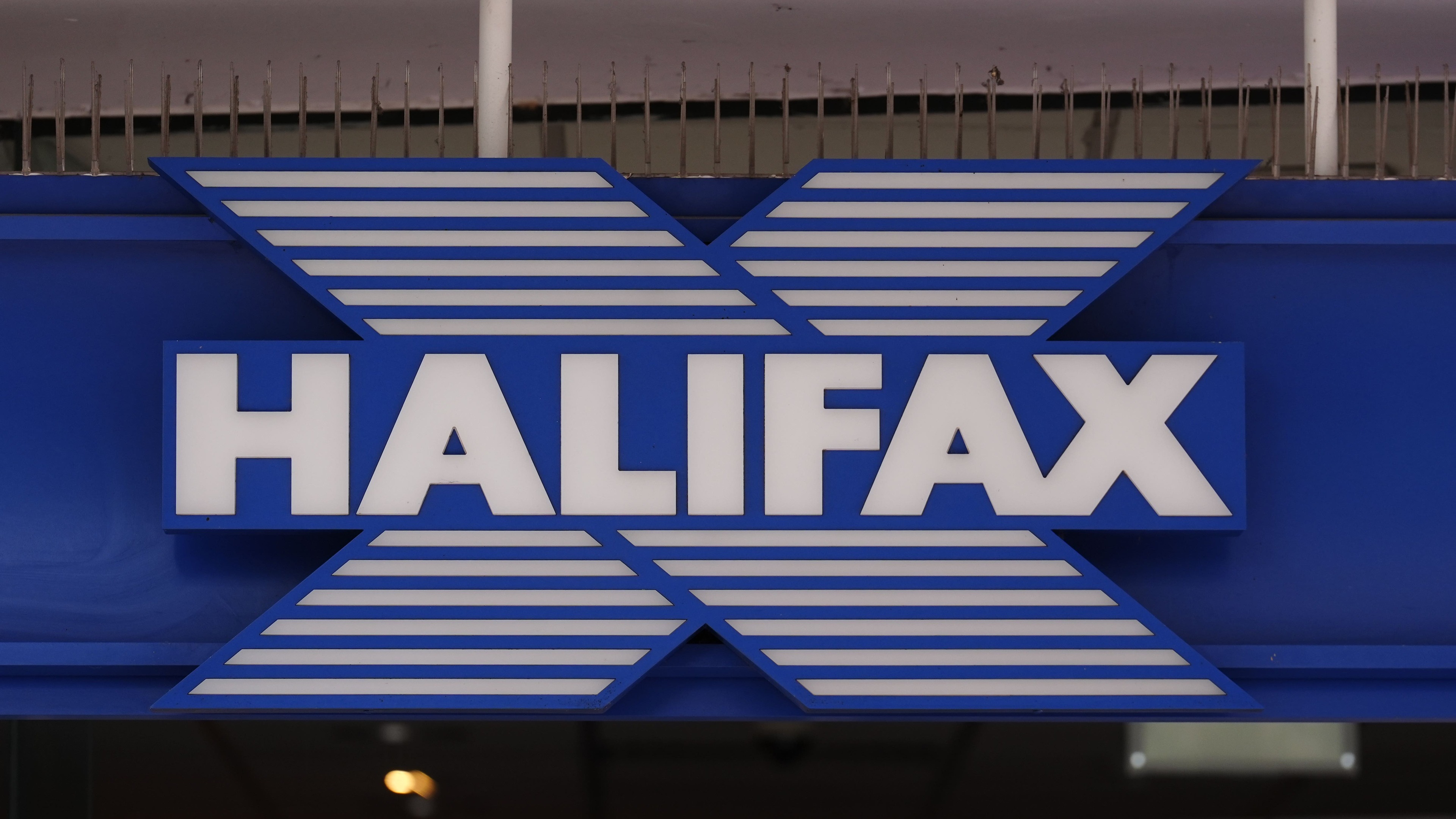 Halifax to be changed to Lloyds, bringing end to 173-year-old British brand