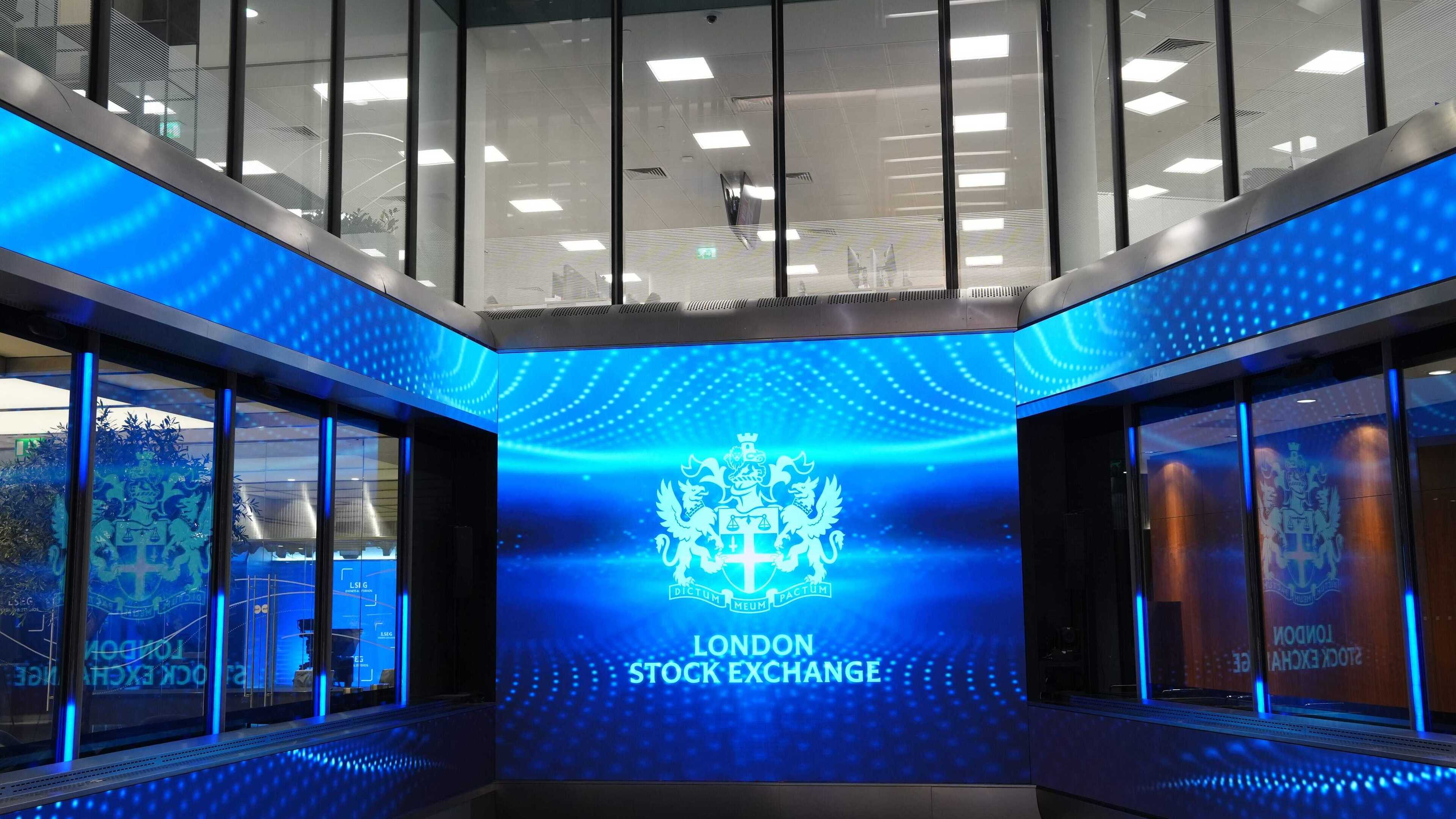 FTSE 100 struggles as Brent oil tops 100 dollars once more