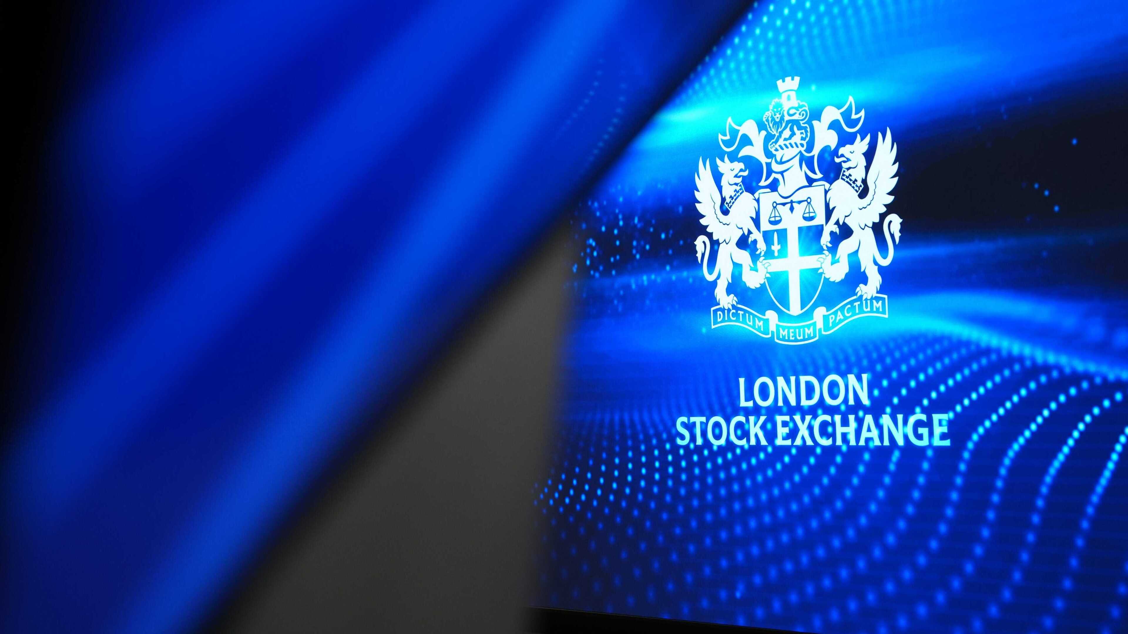 FTSE 100 edges up and oil sinks amid peace optimism