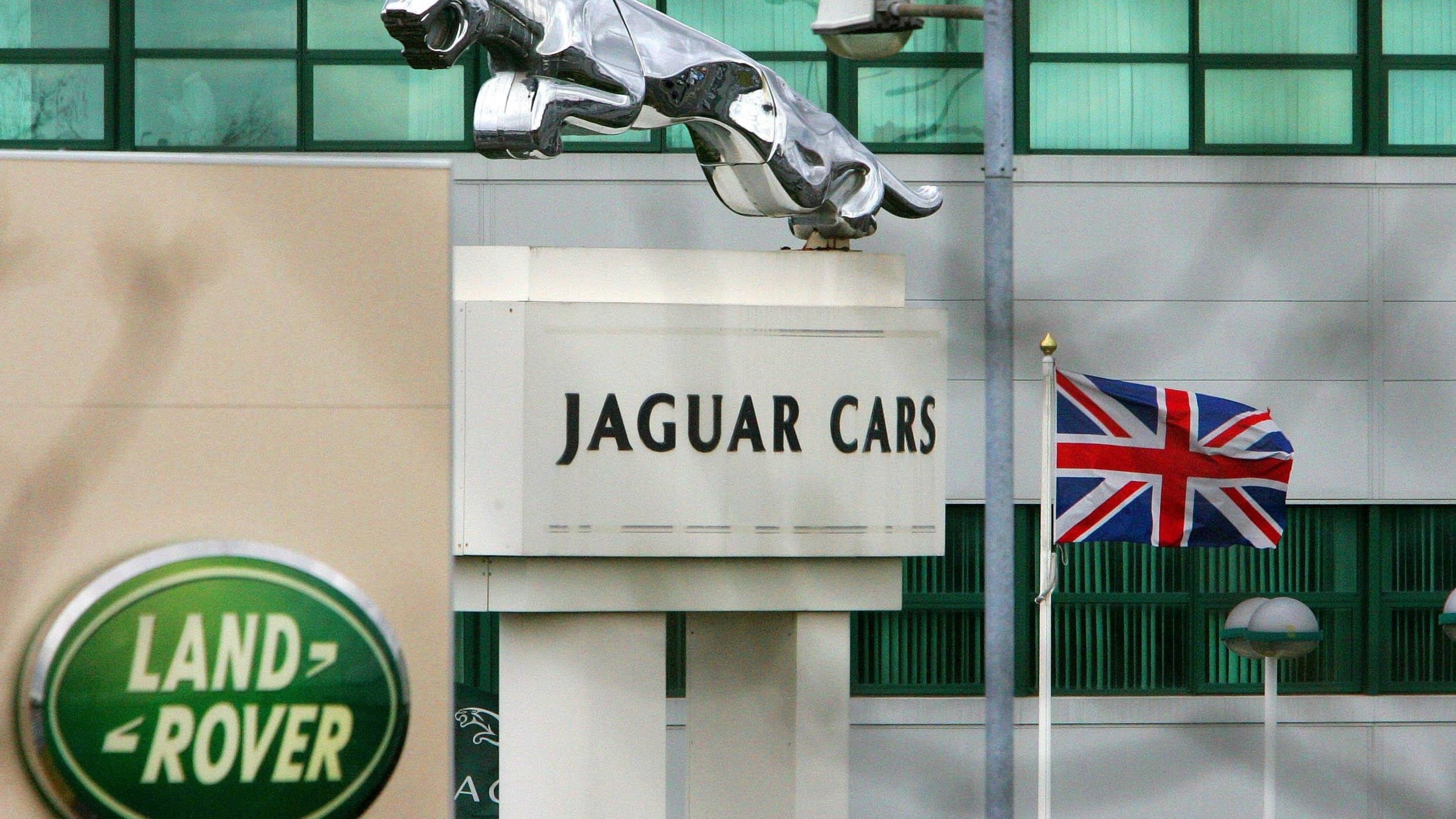 JLR to announce thousands of job losses under £1.7bn cost-cutting plan