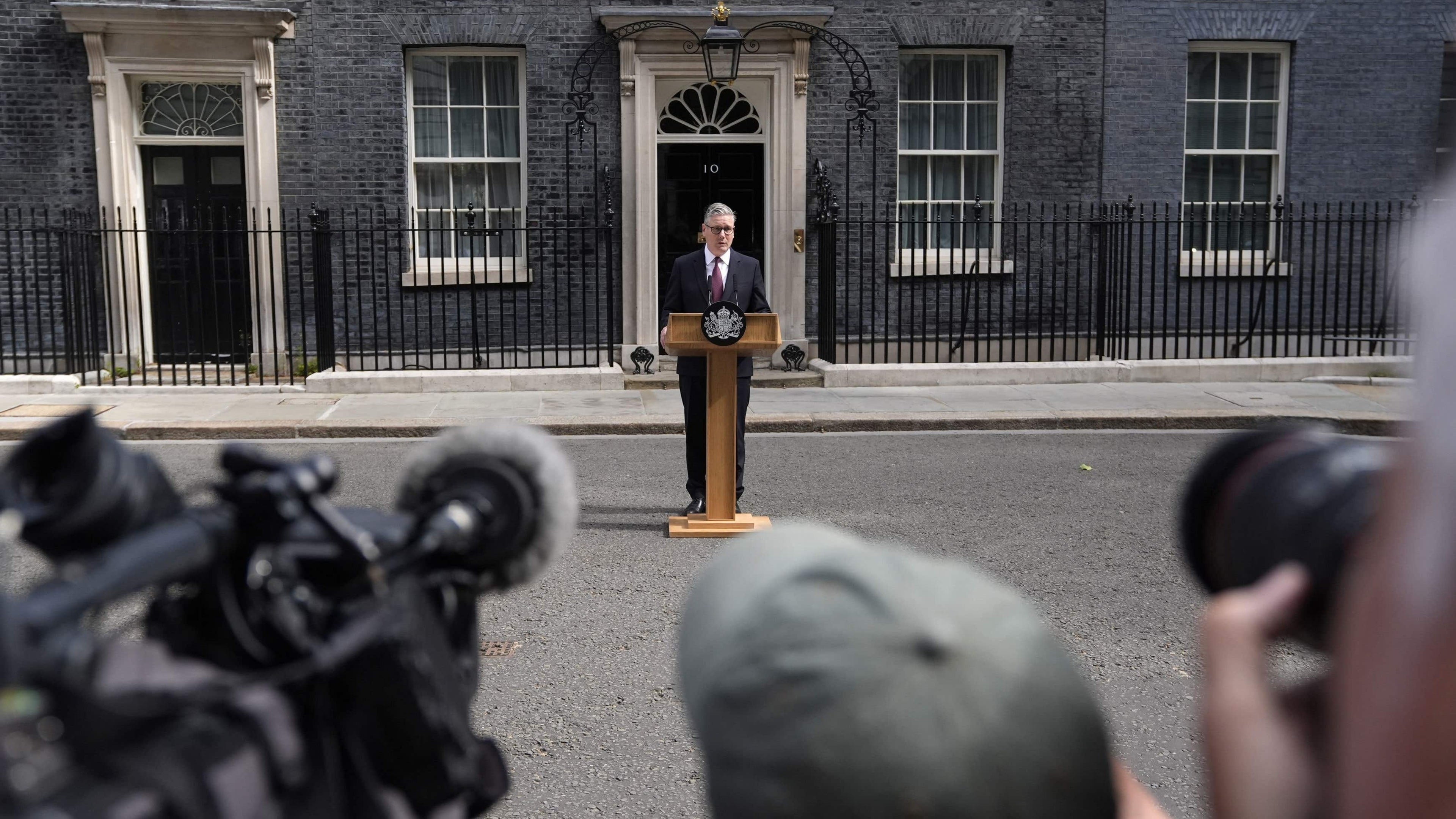 Sterling holds steady after Starmer confirms he will stand down