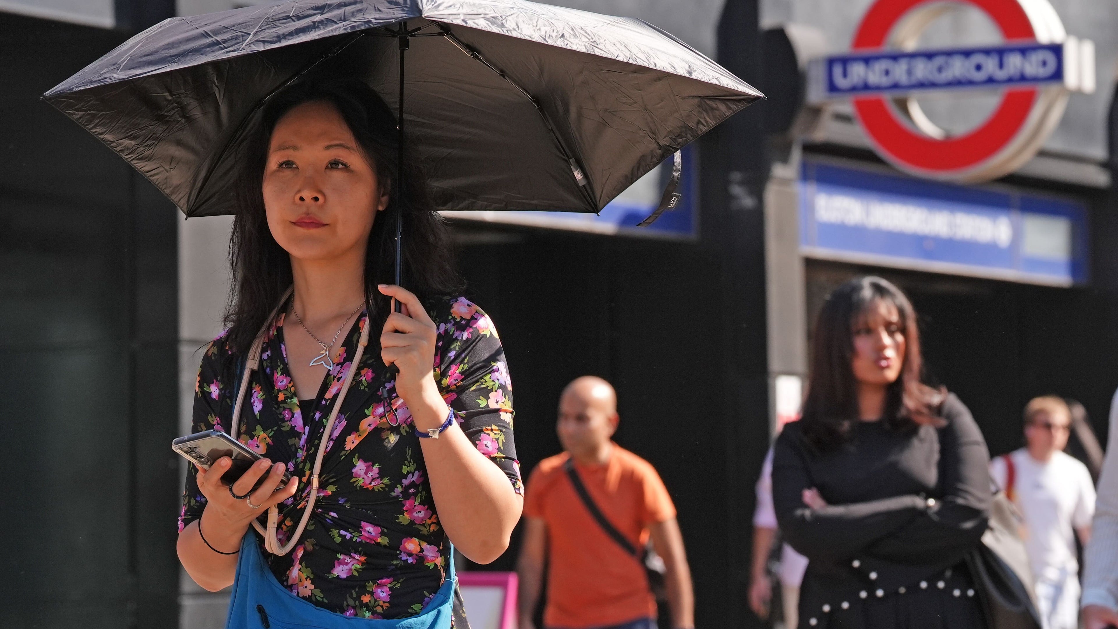 July heatwave keeps shoppers at home in blow for high street
