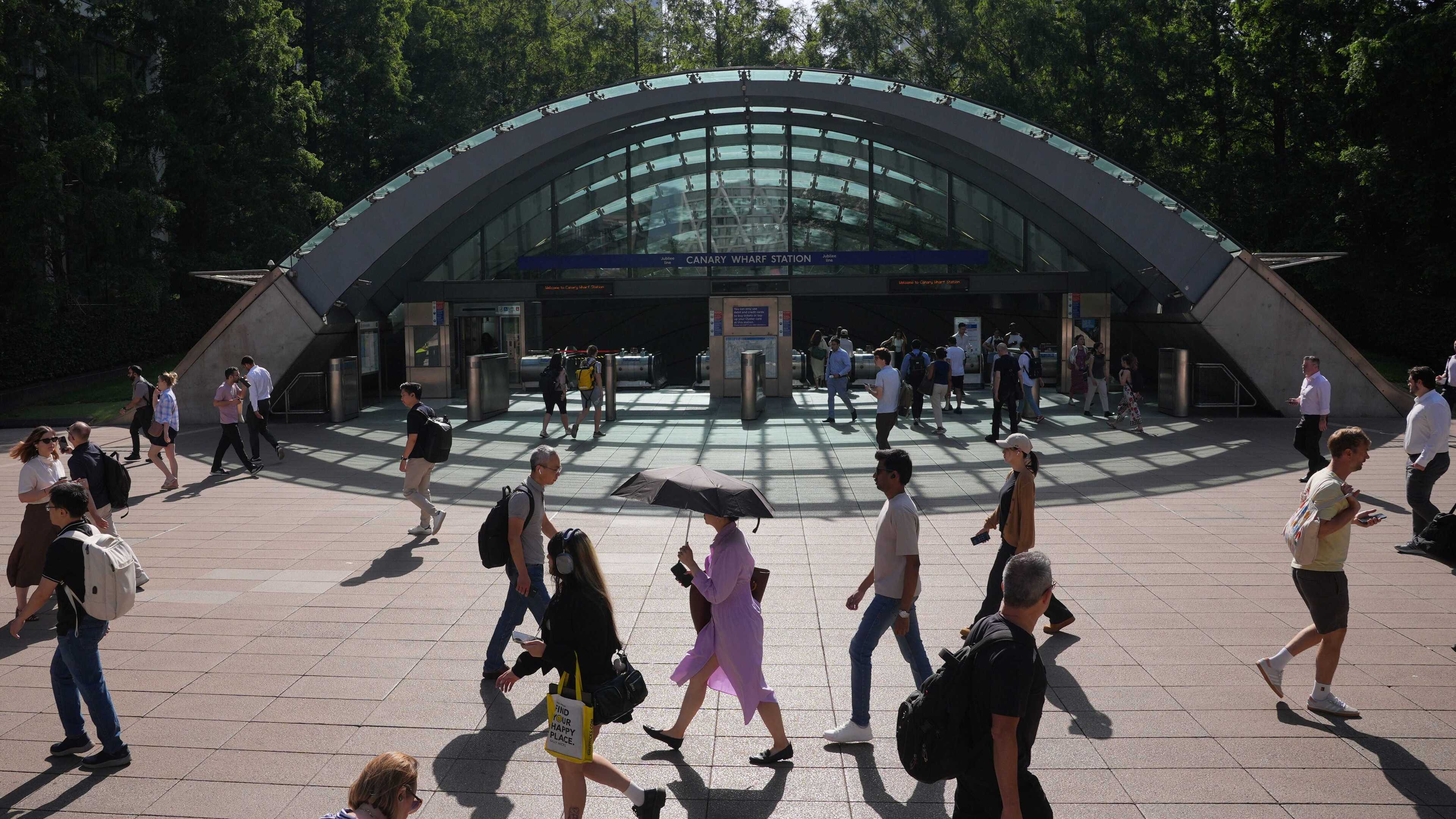 UK private sector pay growth slows as job vacancies fall, ONS survey shows