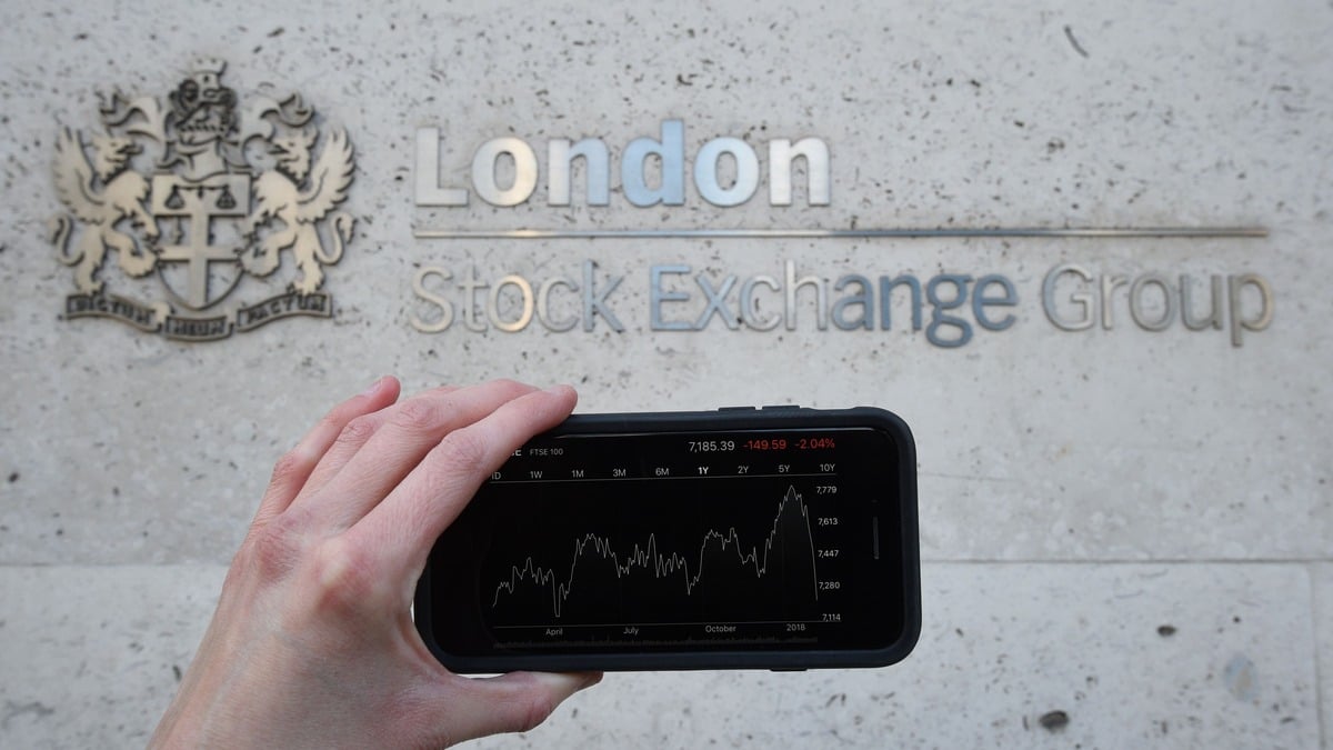 FTSE 100 slips as Bank of England chief flags inflation risks