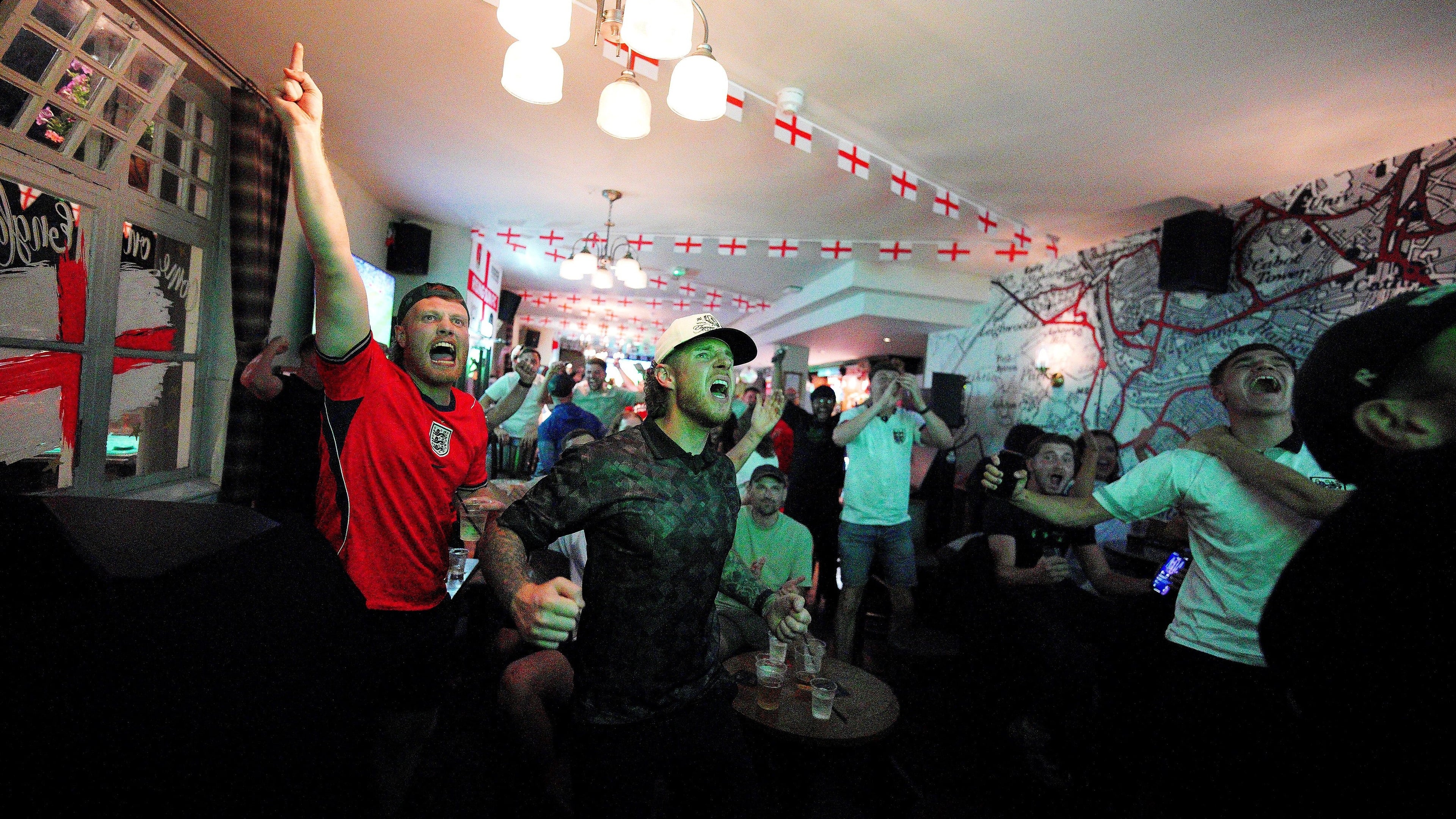 England fans pack pubs for late-night World Cup match as Mexico game ends 3-2