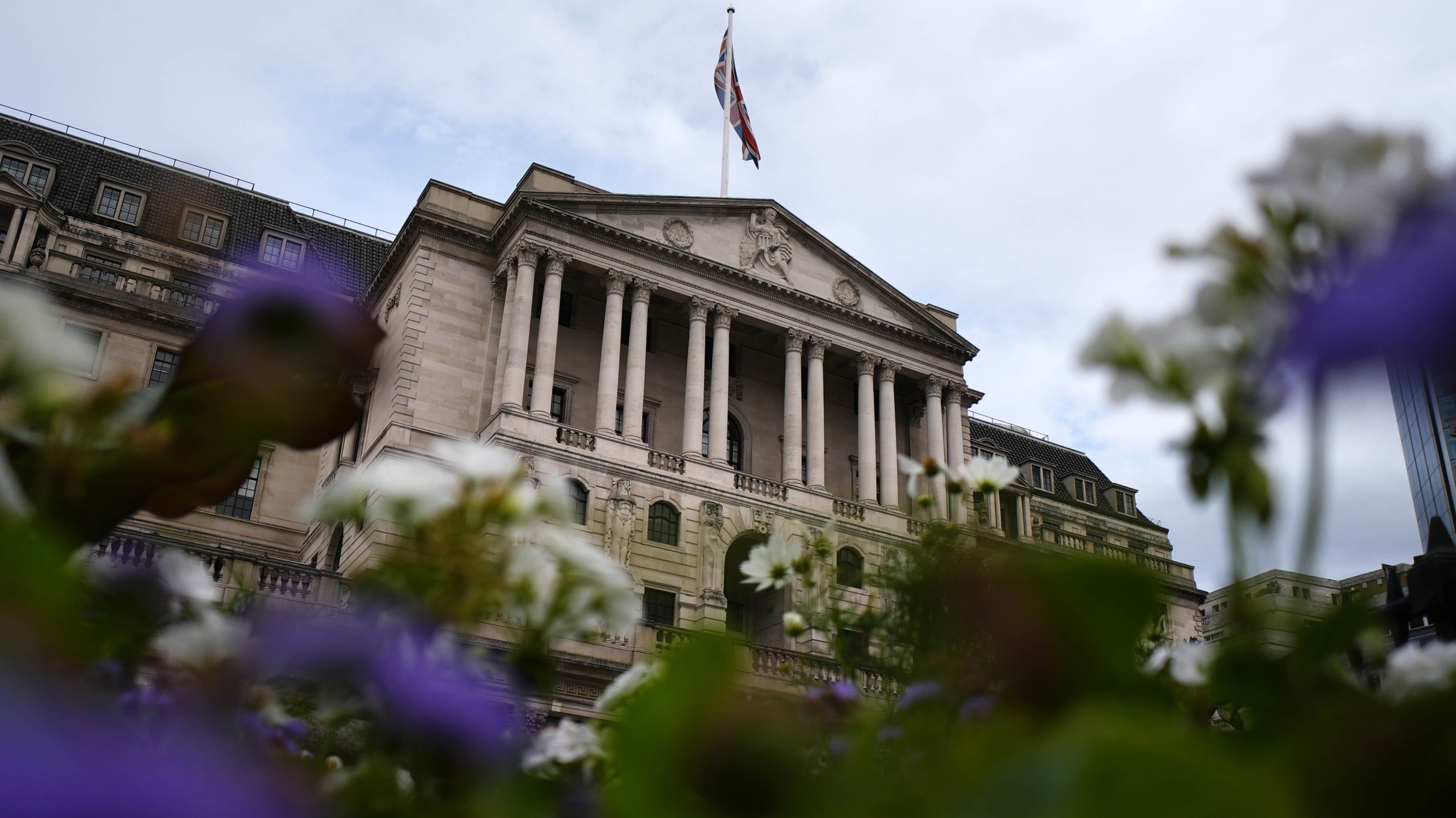 Foreign investors buying UK gilts risks volatility, says Bank rate-setter