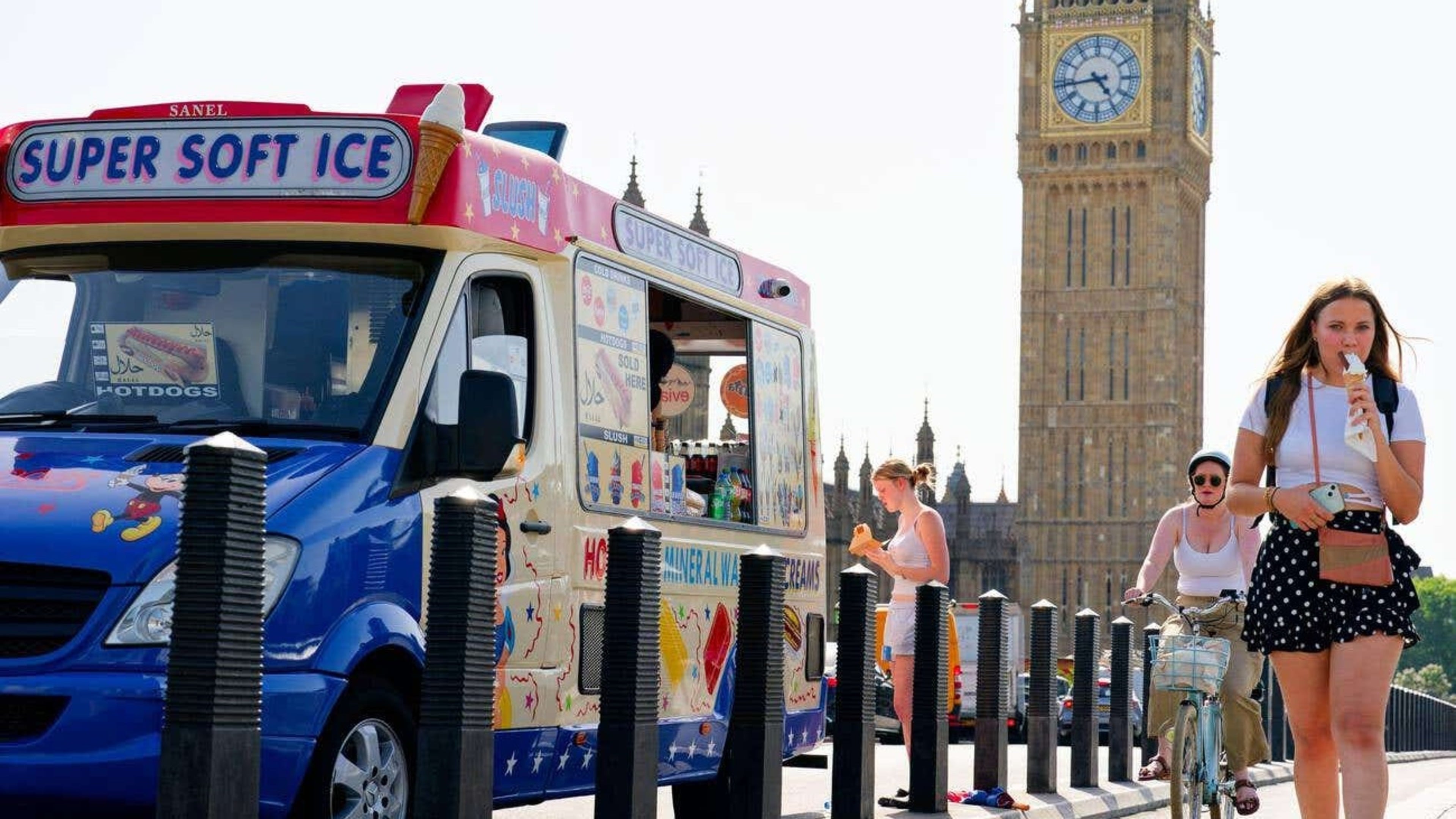 June heatwave keeps shoppers away from the high street in blow to retailers