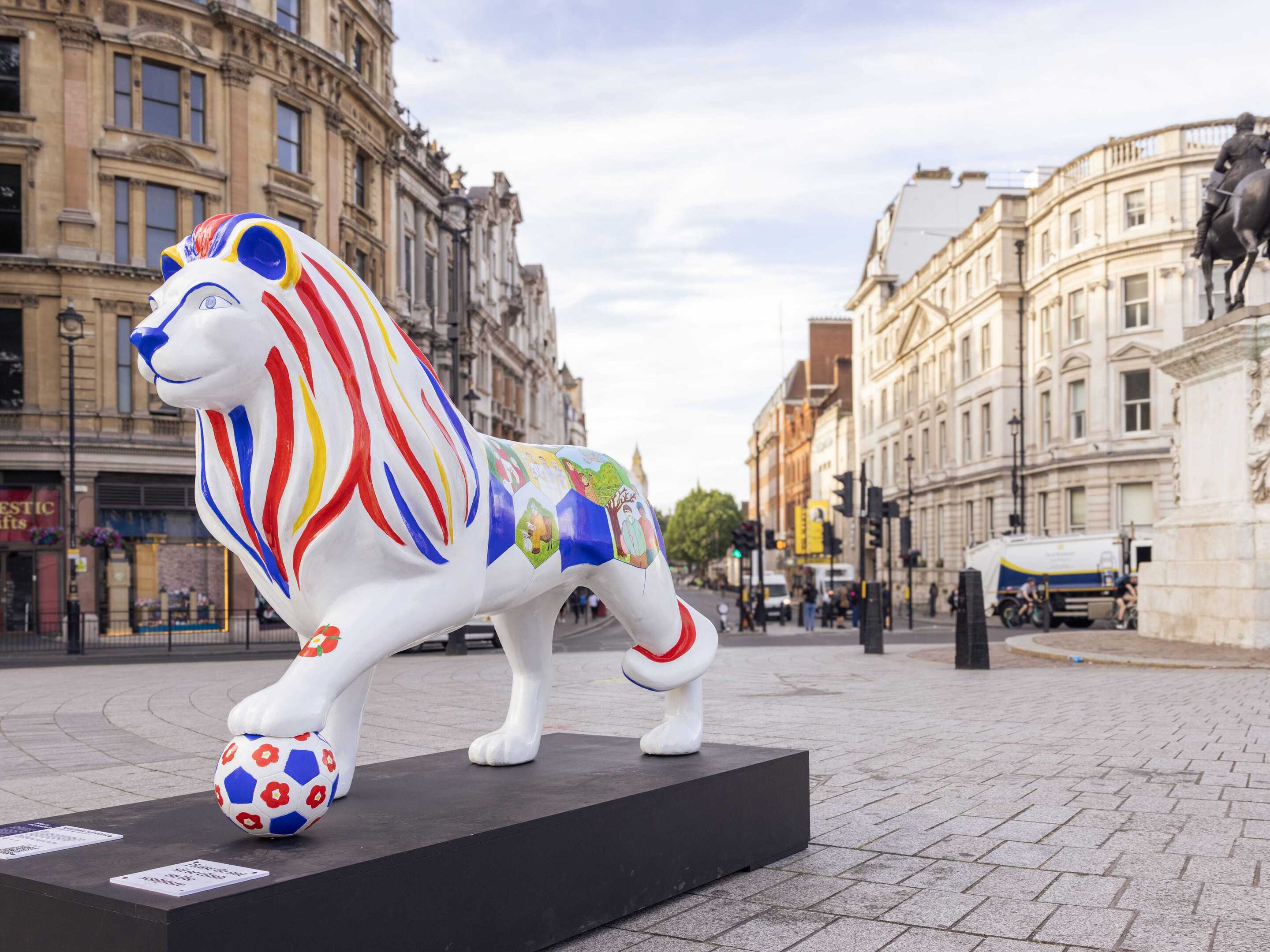 trafalgar square lions dressed for christmas Christmas at trafalgar square hi-res stock photography and images