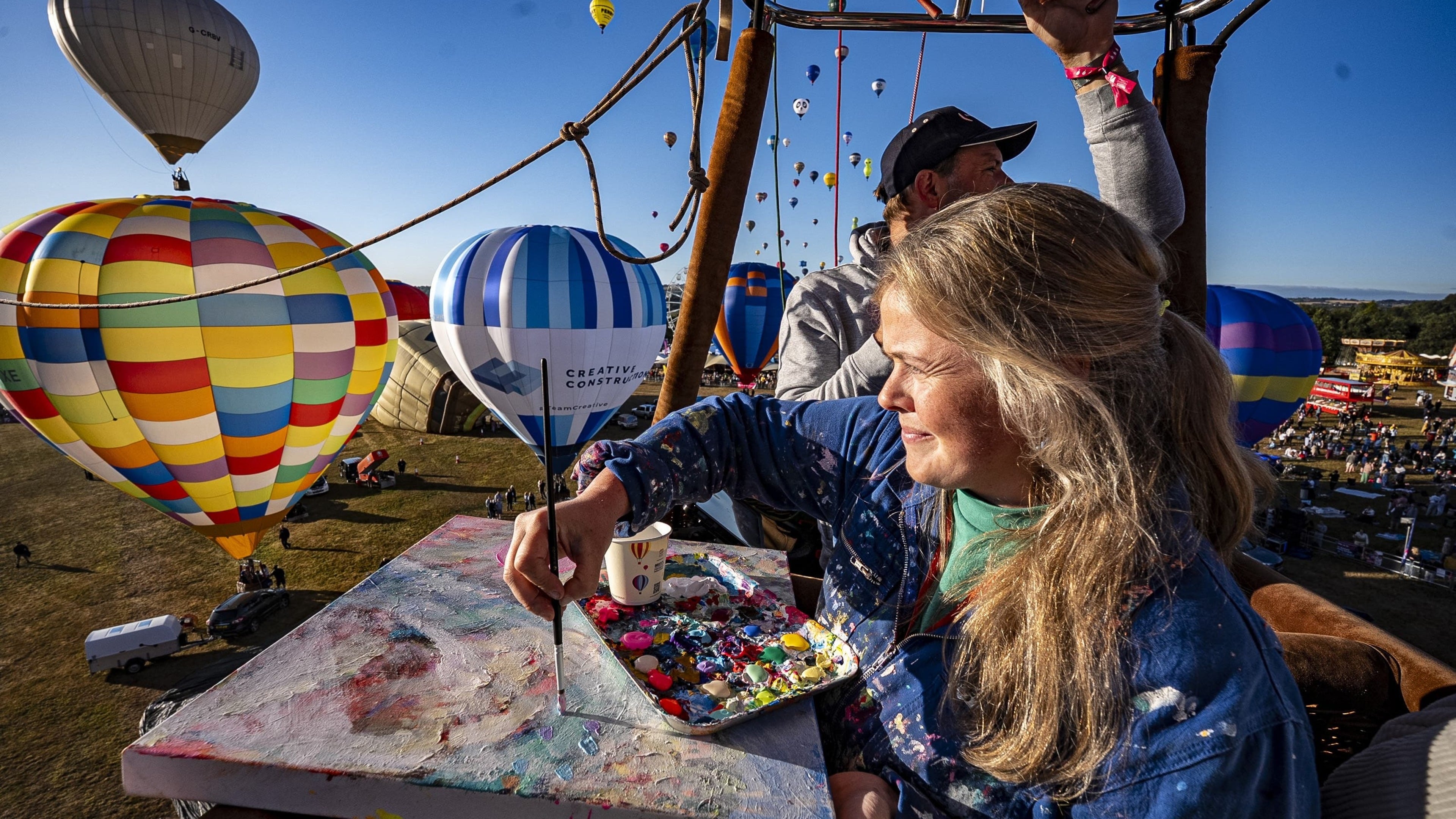 British artist paints from hot air balloon basket during Bristol balloon fiesta