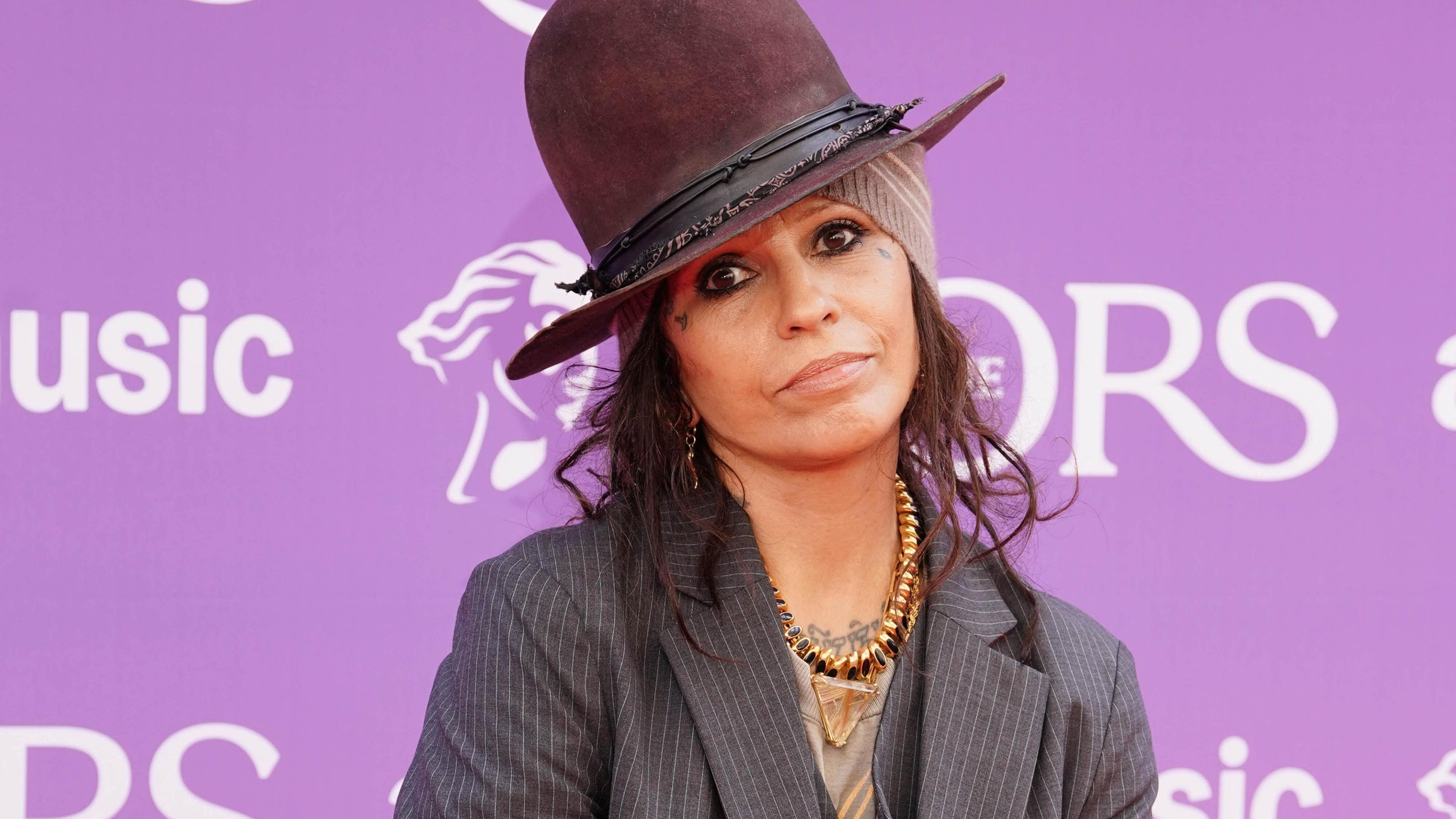 Linda Perry says songwriters should ’embrace’ artificial intelligence