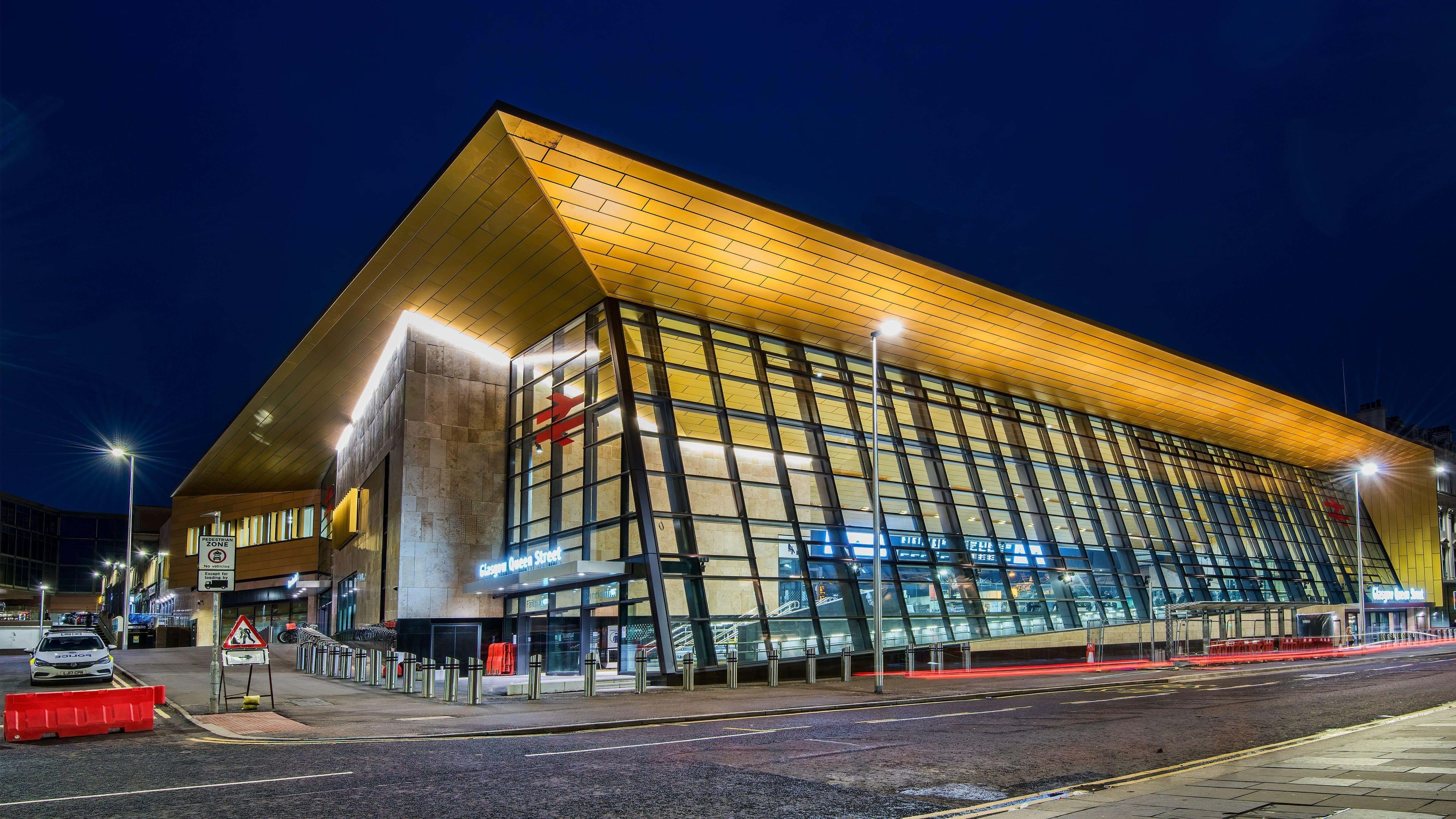 Comedian brings Edinburgh Fringe-style show to Glasgow Queen Street station