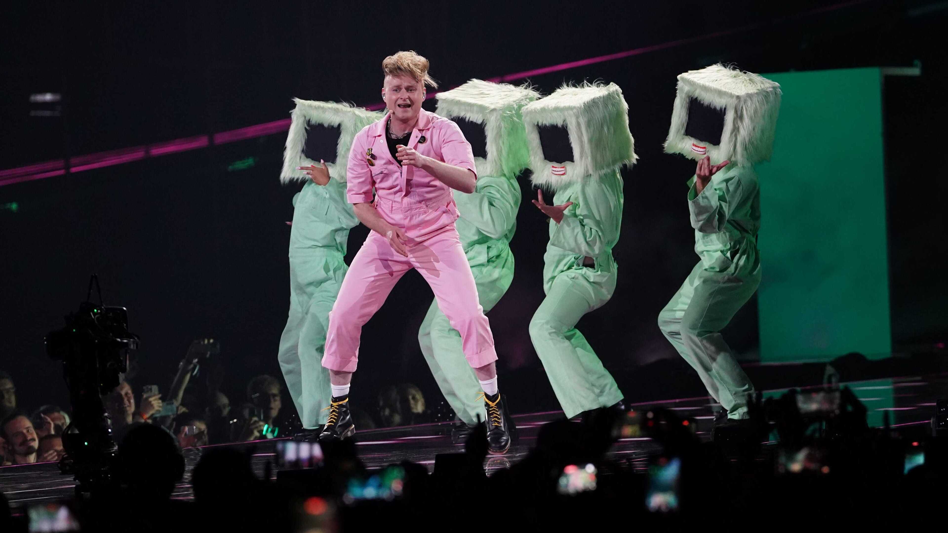 Look Mum No Computer performs with dancers in computer costumes