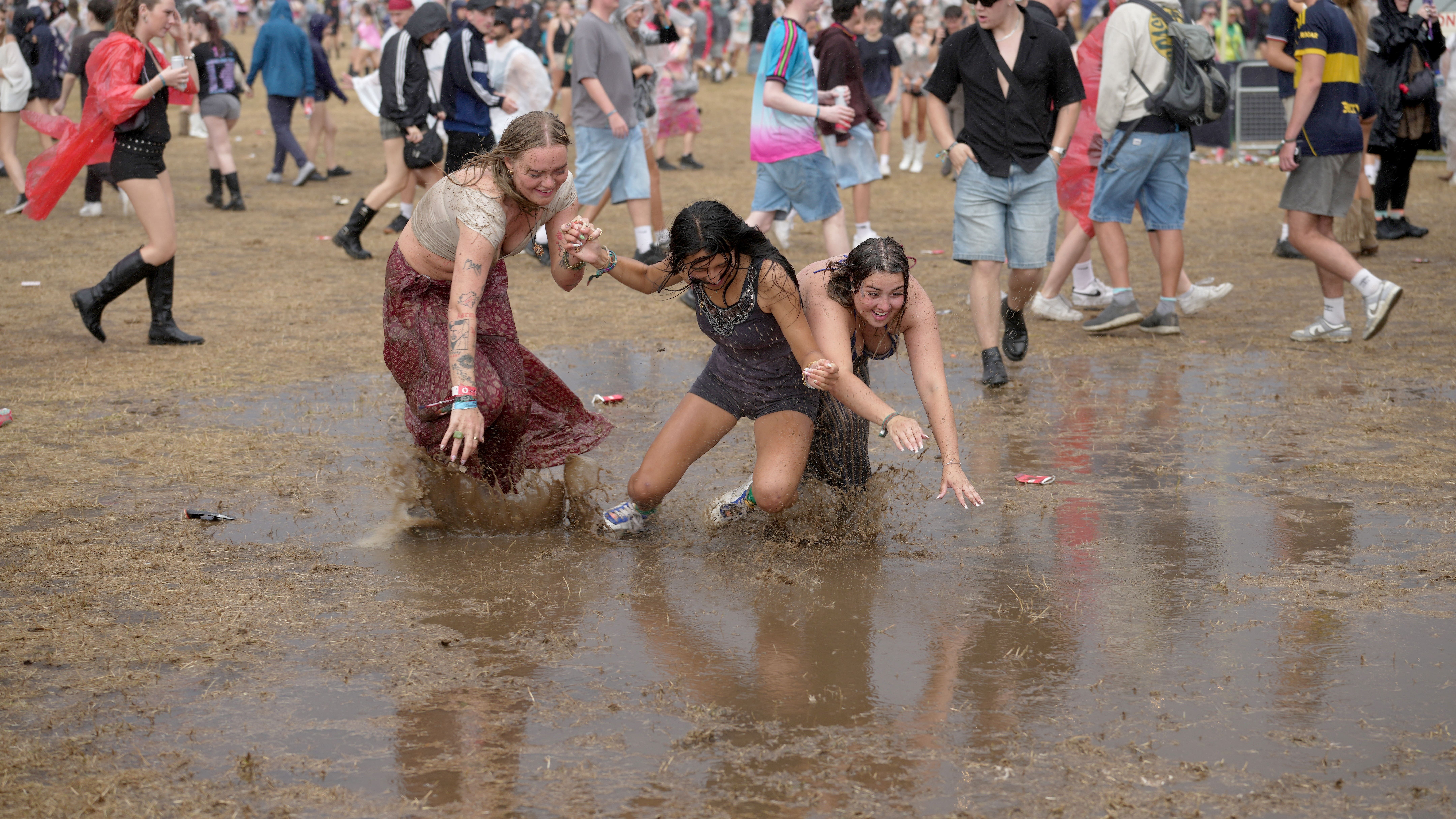 Geese frontman jokes about rain as band plays Reading Festival amid downpour