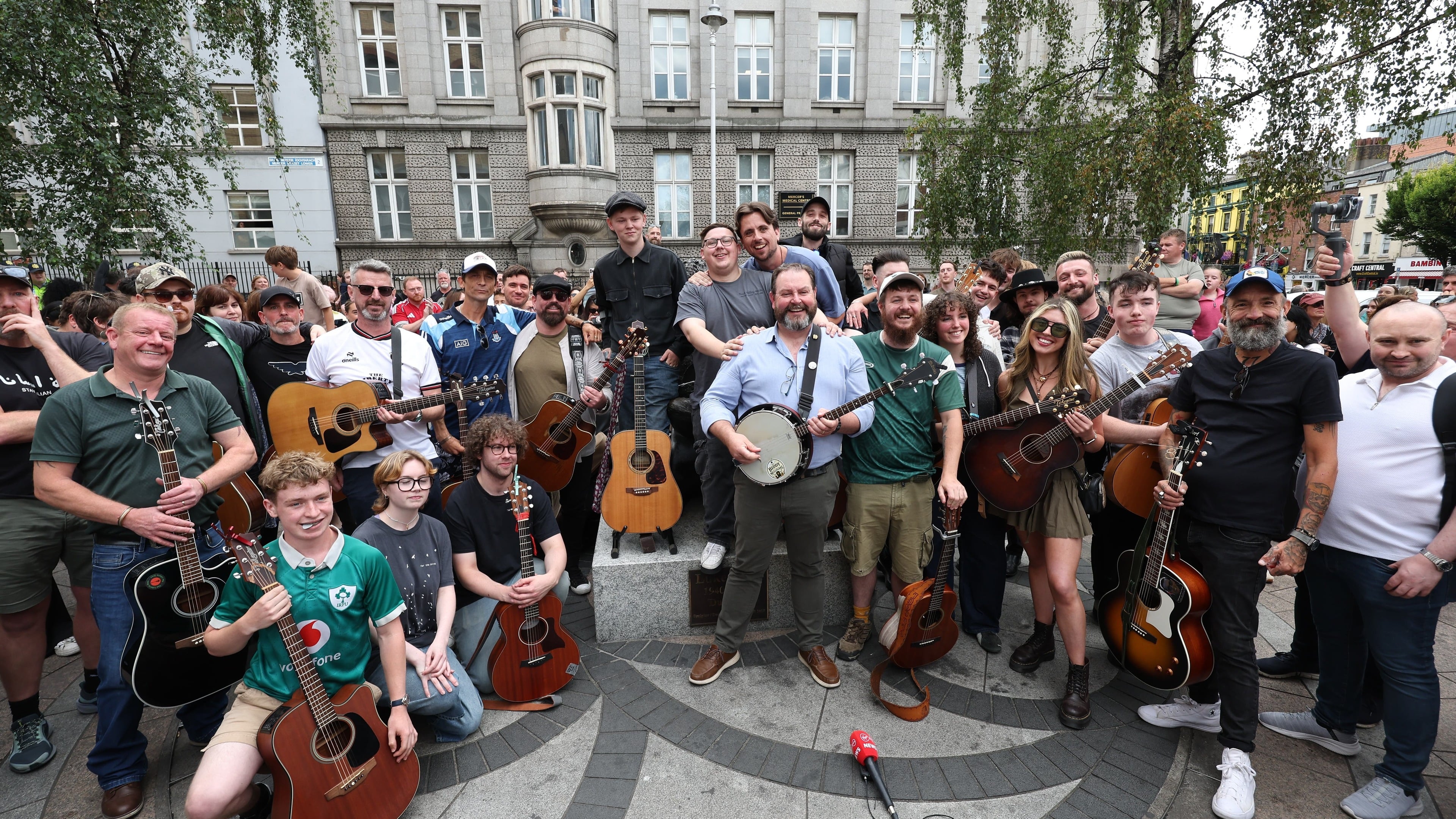 Markéta Irglová pays tribute to Glen Hansard and sends condolences to his family