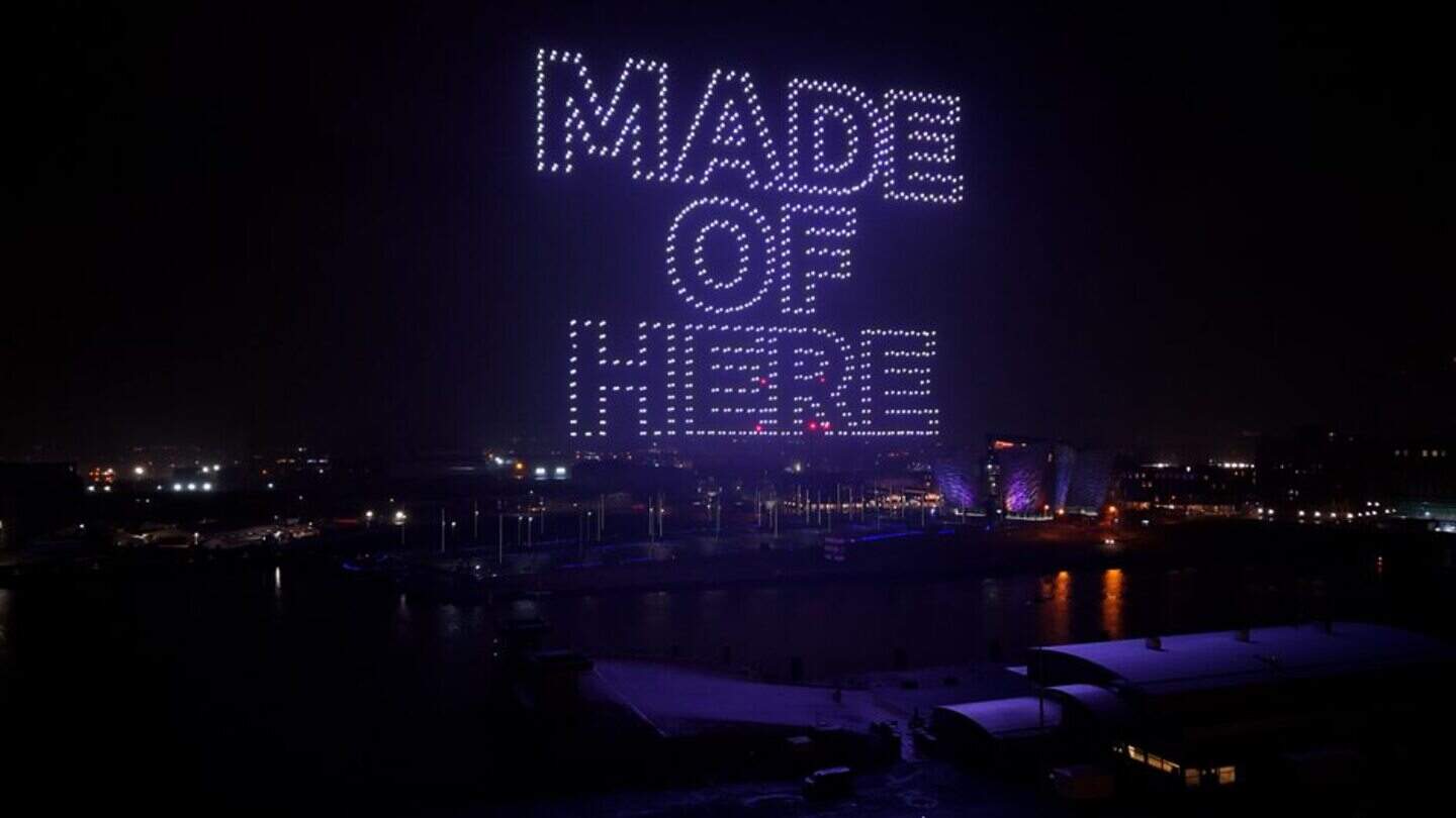 950 Drones Recreate the Titanic Over Belfast Harbour in Spectacular Tribute to City's Heritage