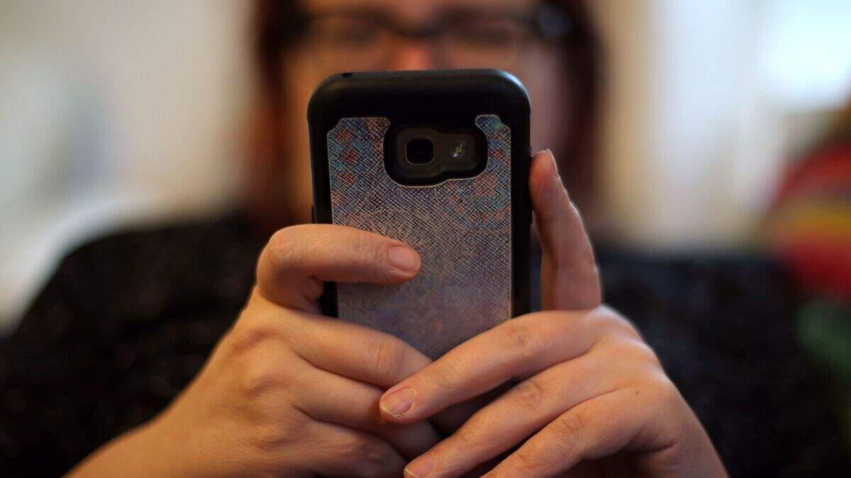 48% of mobile phone contracts could leave users with security problems ...