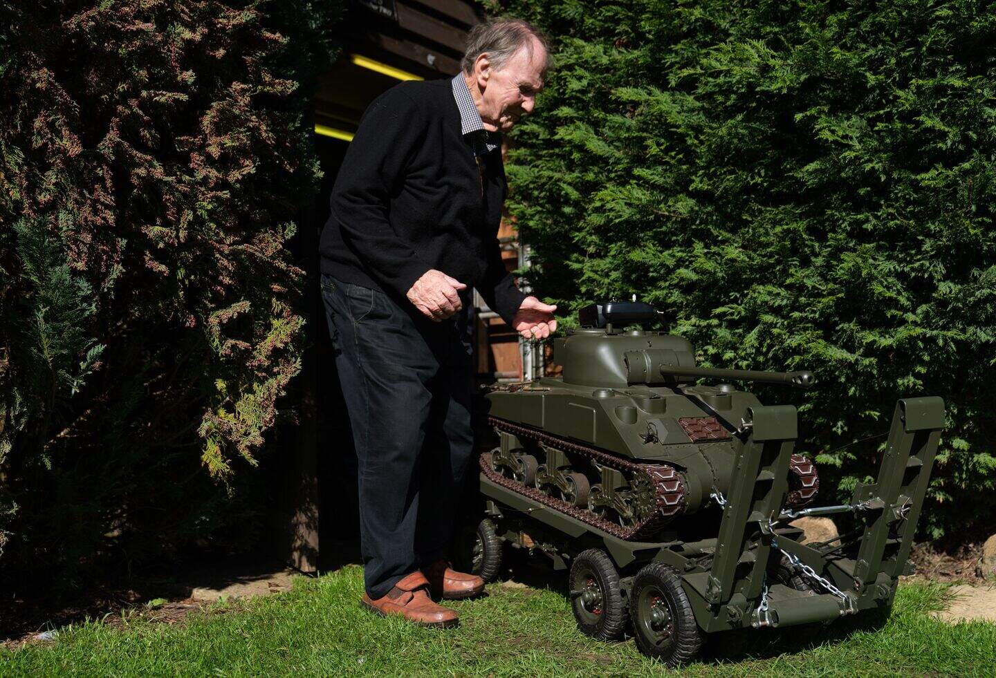 Engineer who was bored in retirement builds remote control tank and ...