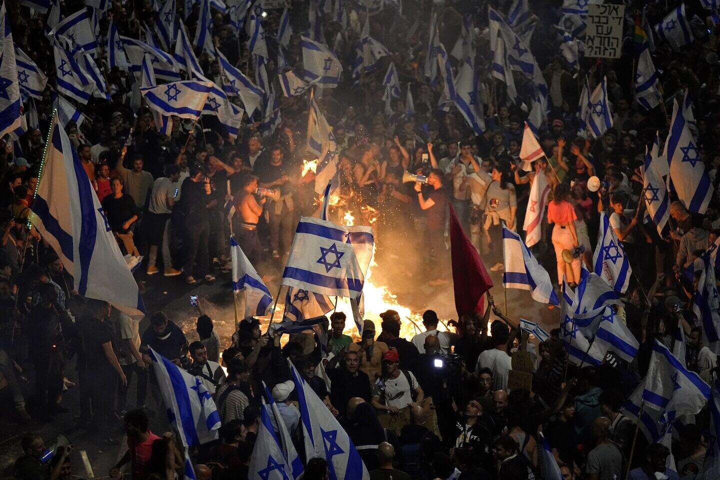 Thousands of Israelis protest after Netanyahu fires defence minister ...
