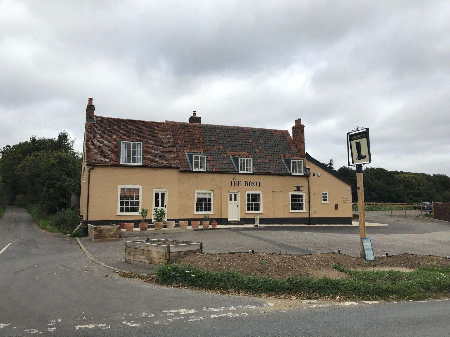 Landlord claims pub is first in UK to stop taking cash payments ...