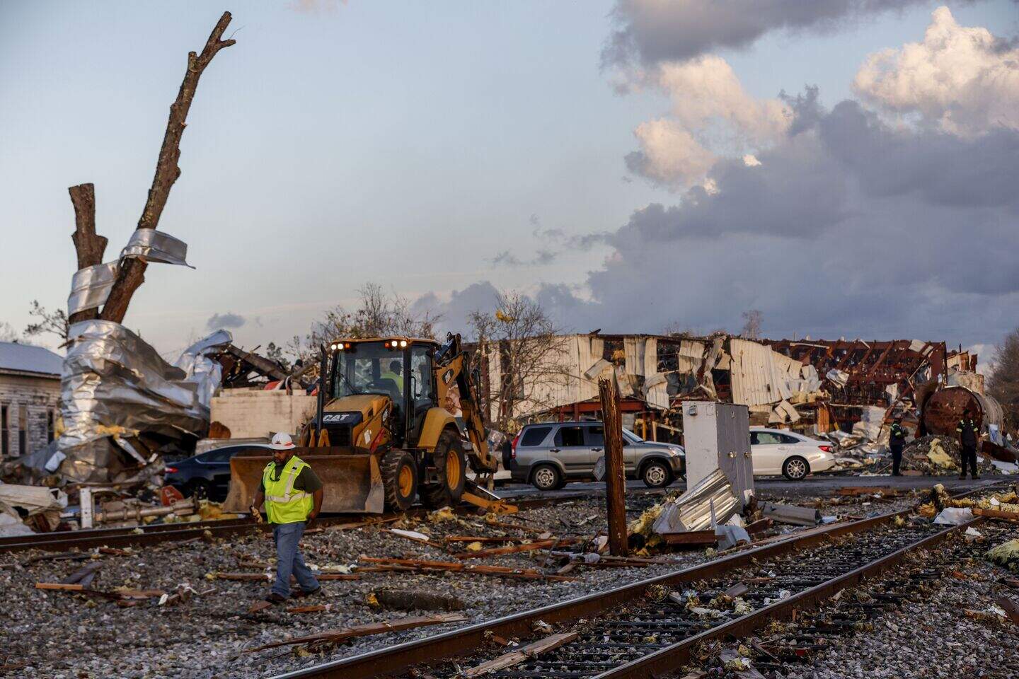 At least seven dead as severe winds and tornadoes hammer US south ...