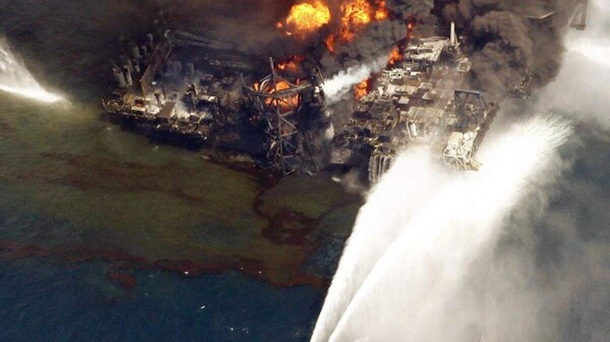Oil platform sinks after blast | Belfast Telegraph