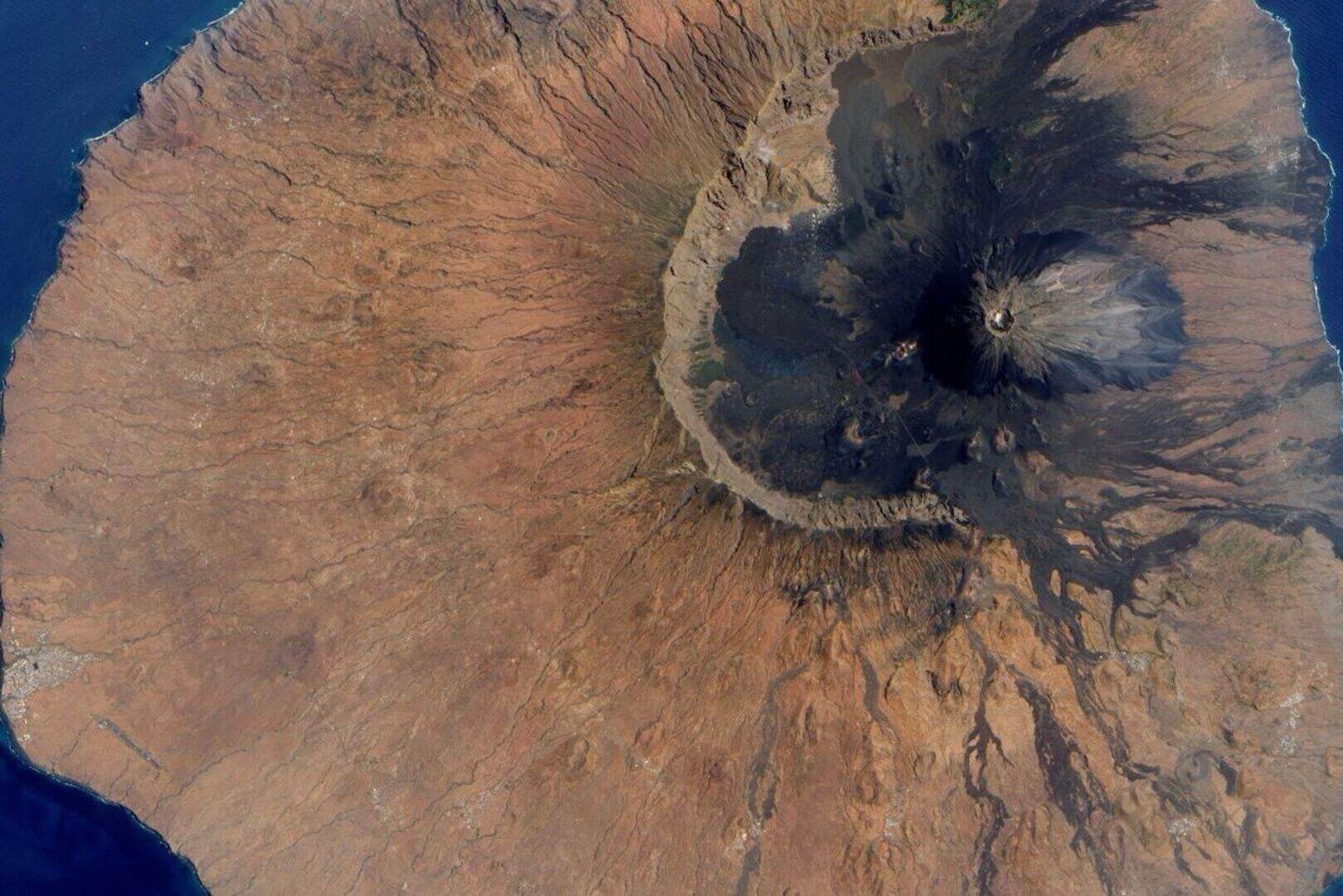 A 1,000ft high tsunami triggered by a volcano collapse 73,000 years ago ...