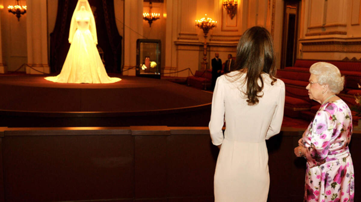 Queen unnerved as Kate Middleton’s ‘ghostly’ dress goes on display ...