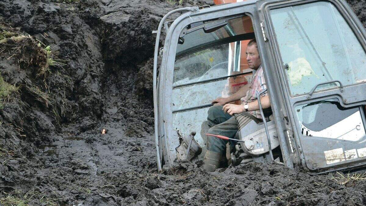 Farming world's Red Adair (82) called in to save digger from bog ...