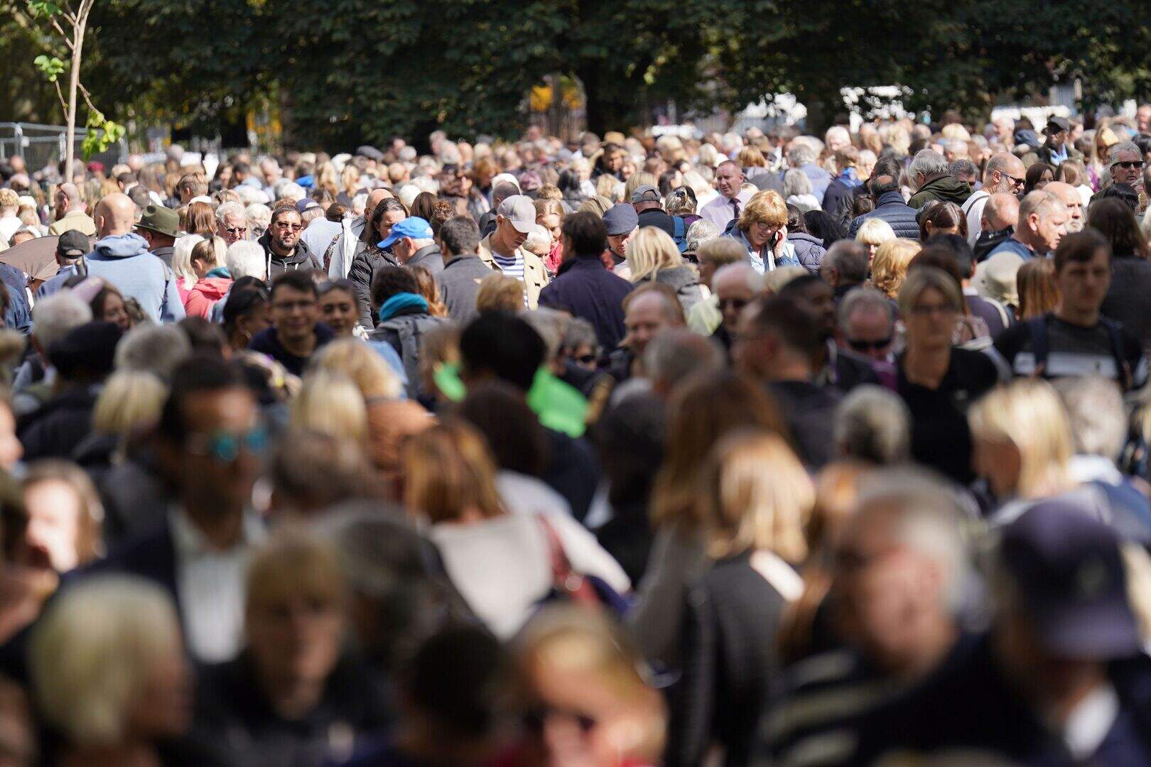 Lying in state queue 24 hours long as overnight temperatures look set ...