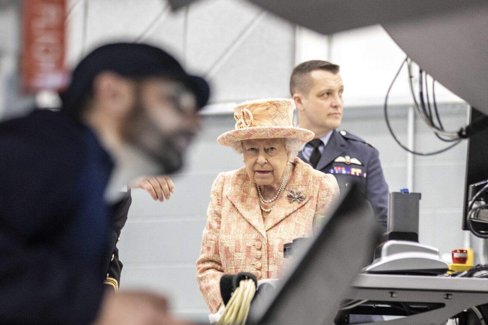 Queen gets a glimpse of UK’s F-35B Lightning stealth fighter jet ...