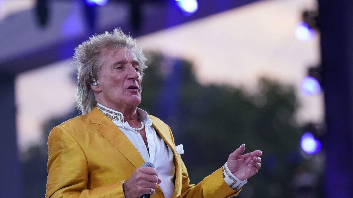 Sir Rod Stewart rents home for family of seven Ukrainian refugees ...