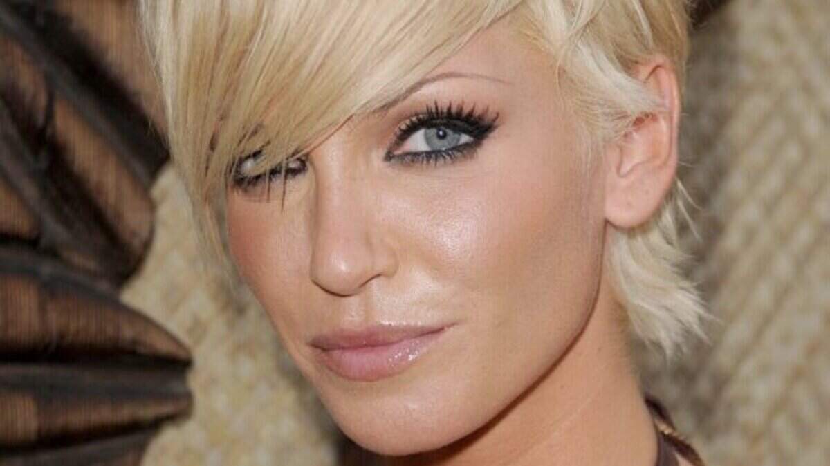 Video: Sarah Harding gives her top tips on how to pose like a star ...
