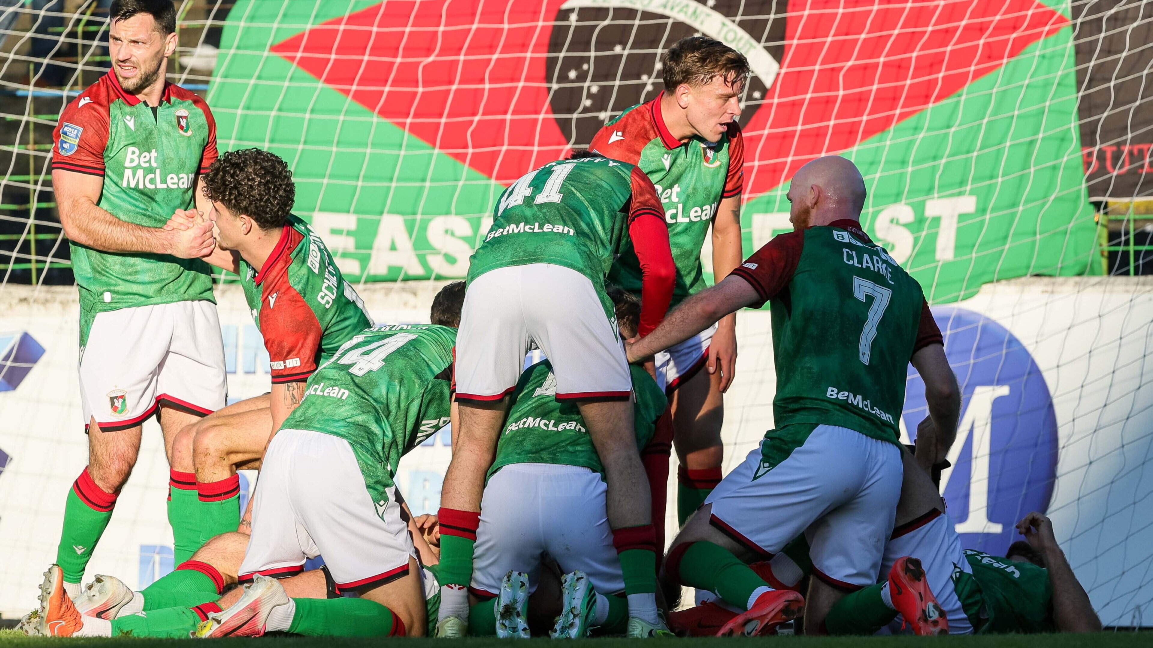 Glentoran grab late winner as Linfield drop points against Carrick Rangers