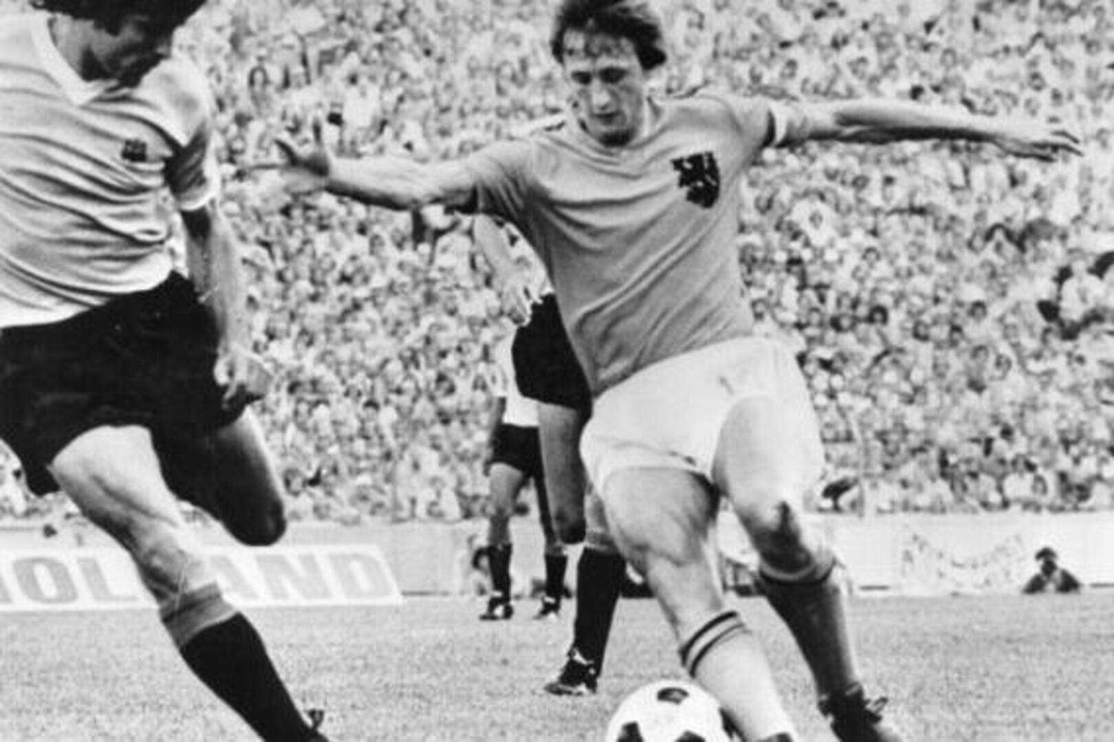 Johan Cruyff: The day he was nutmegged by George Best - tributes pour ...