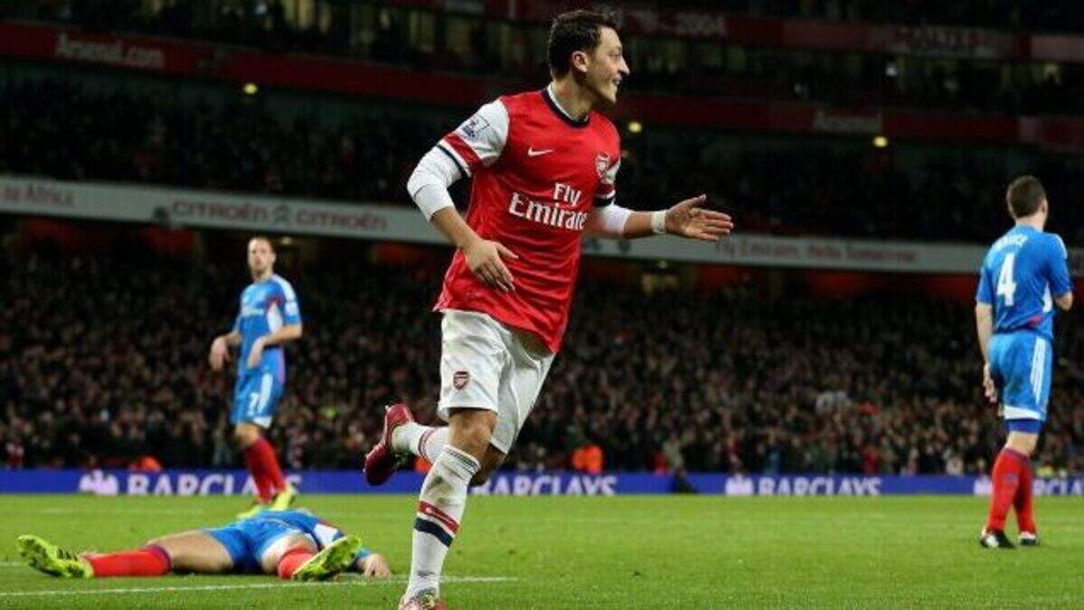 Arsenal 2 - 0 Hull: Gunners stay at top of the Premier League after ...