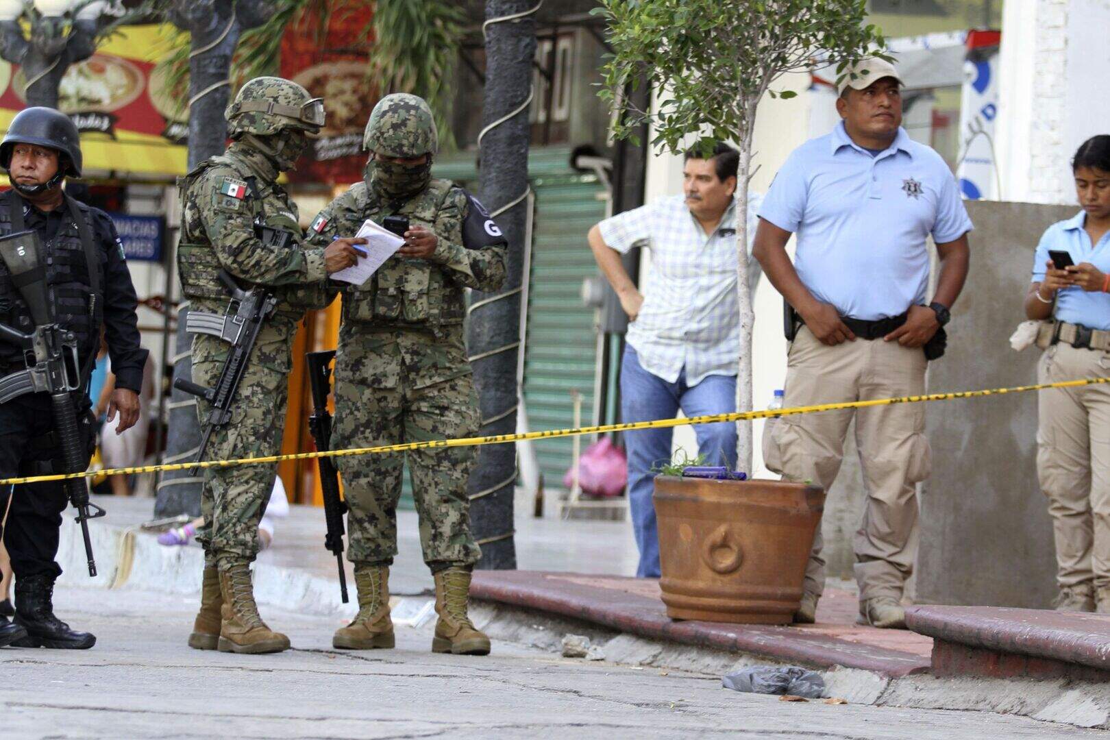 Man arrested after five people killed in shooting at popular Acapulco ...