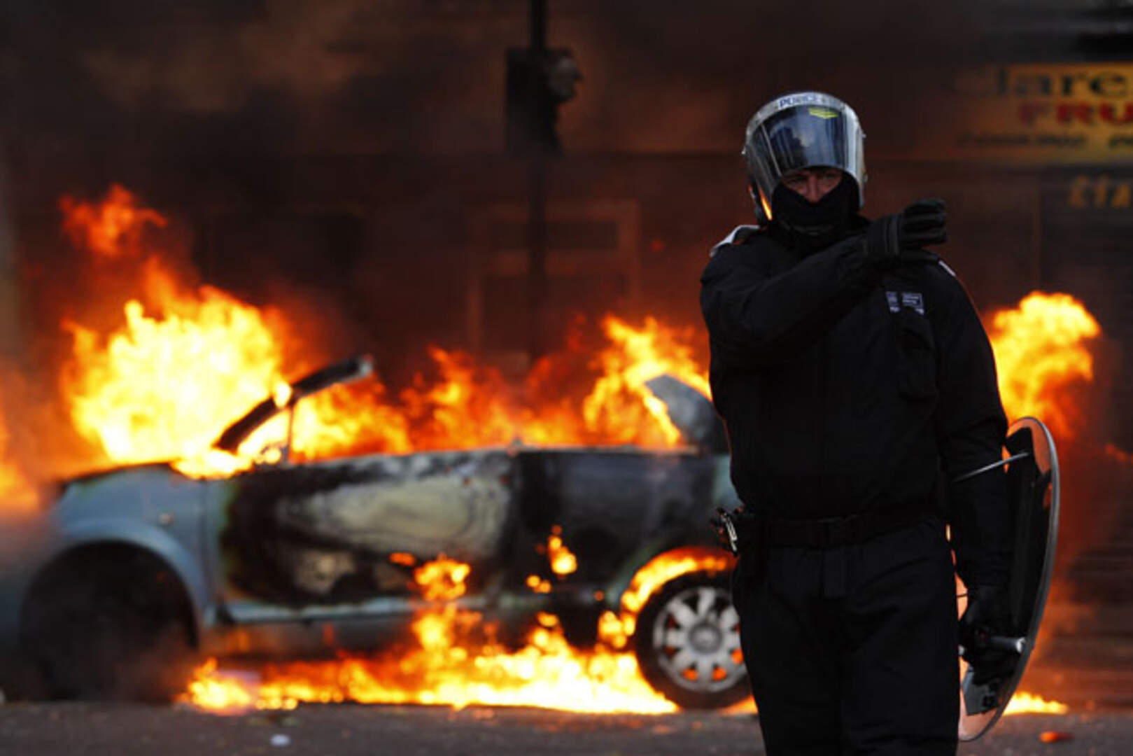 London riots spiral out of control | Belfast Telegraph