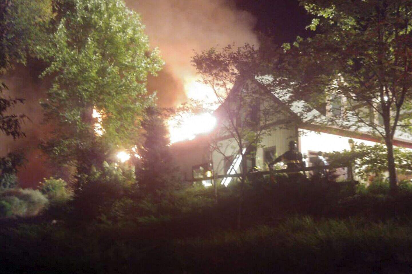 Celebrity chef Rachel Ray’s New York home engulfed in massive fire ...