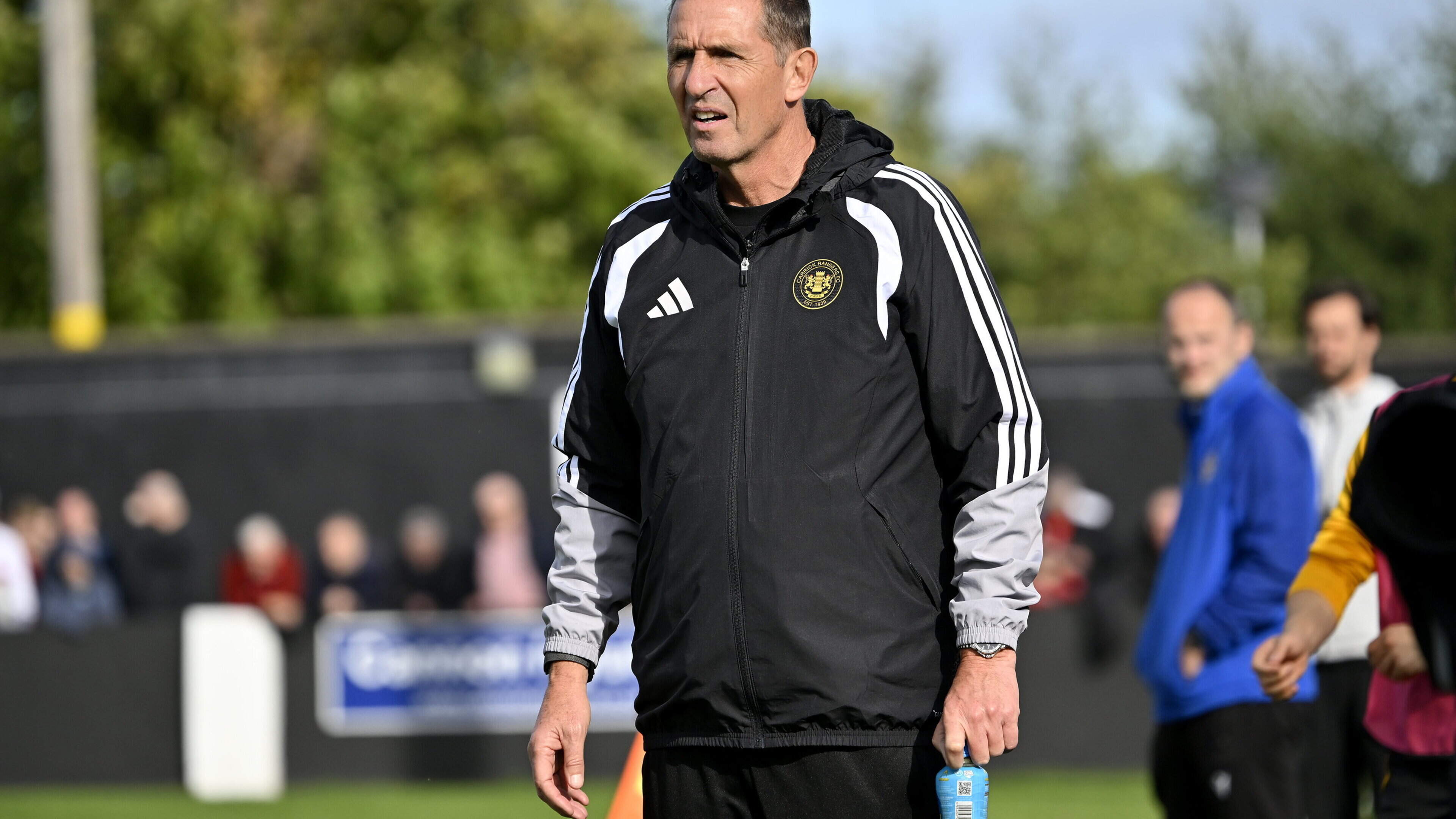 Long-term cruciate injury leaves Carrick Rangers boss facing headache: ‘It’s a serious blow’