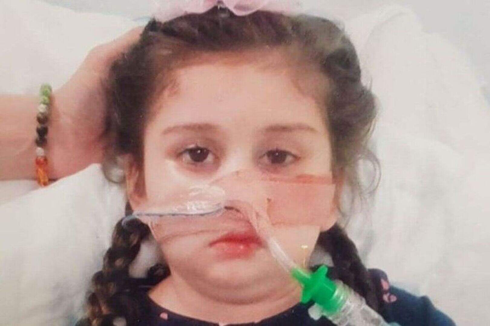 Judge visits brain-damaged girl at centre of High Court life-support ...
