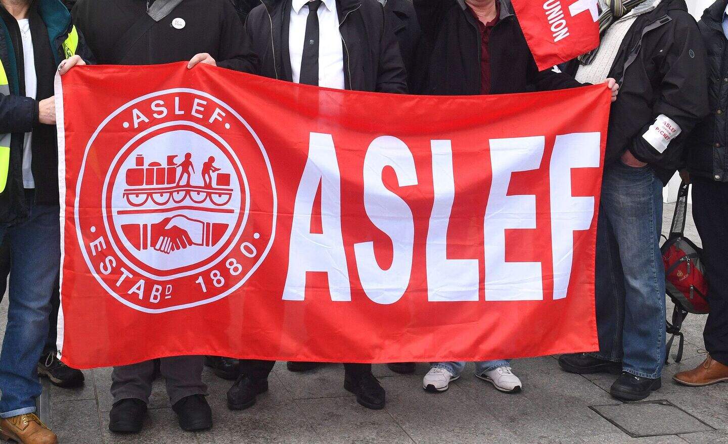 Unions say Transport Secretary should ‘stop blocking’ rail agreement ...