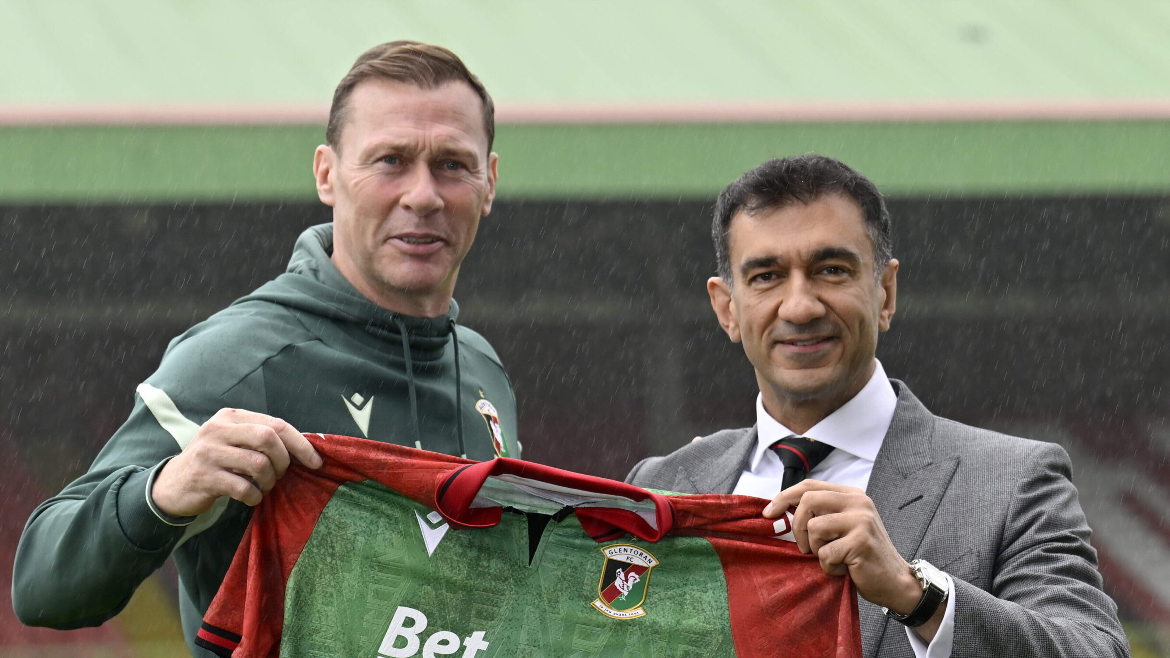 New Glentoran boss Duncan Ferguson with owner Ali Shams Pour at his unveiling © INPHO/Stephen Hamilton