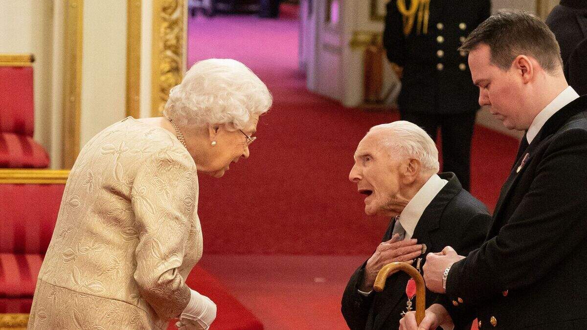 D-Day veteran dedicates MBE to comrades who died at Normandy | Belfast ...