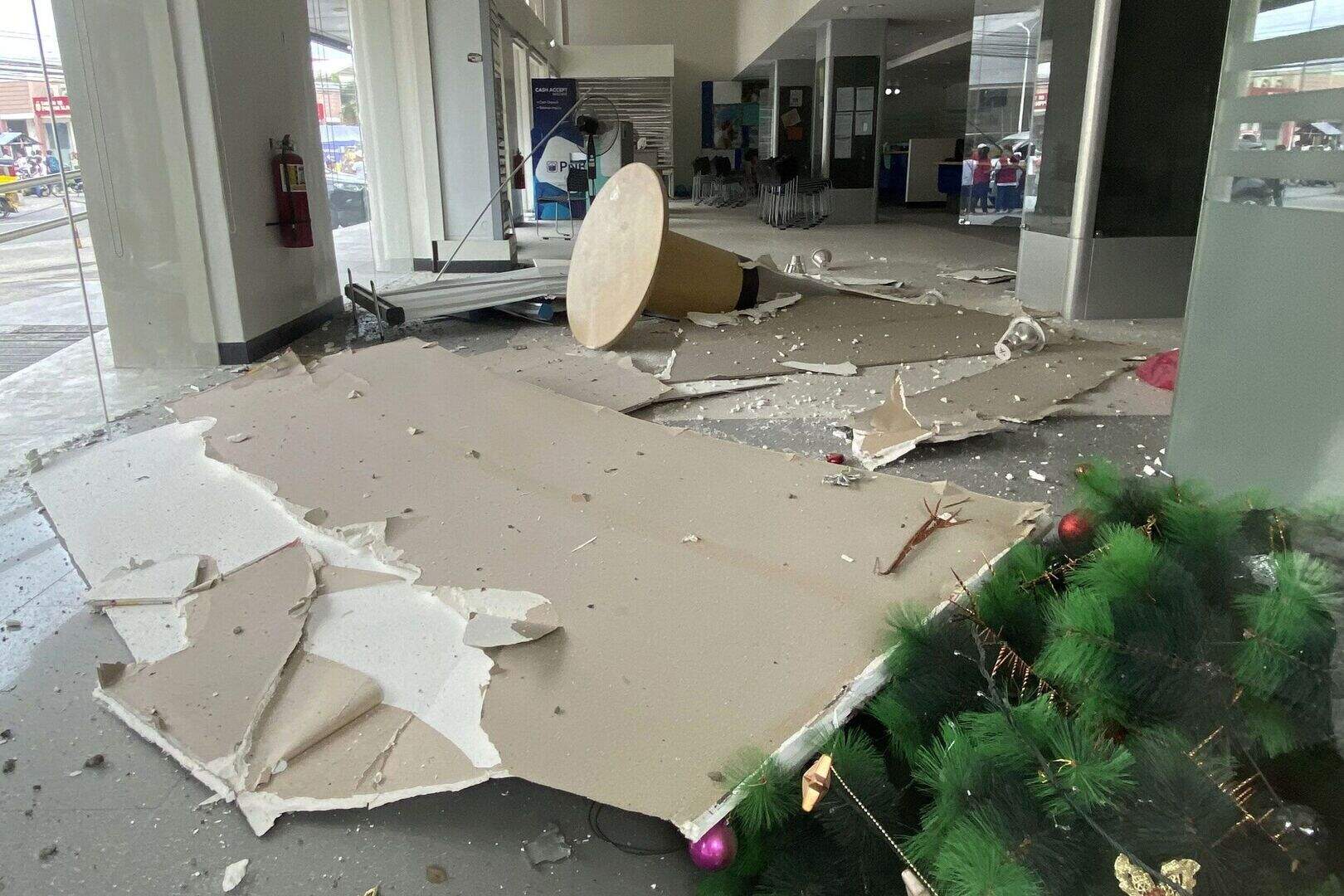 Building collapses after strong earthquake hits Philippines | Belfast ...