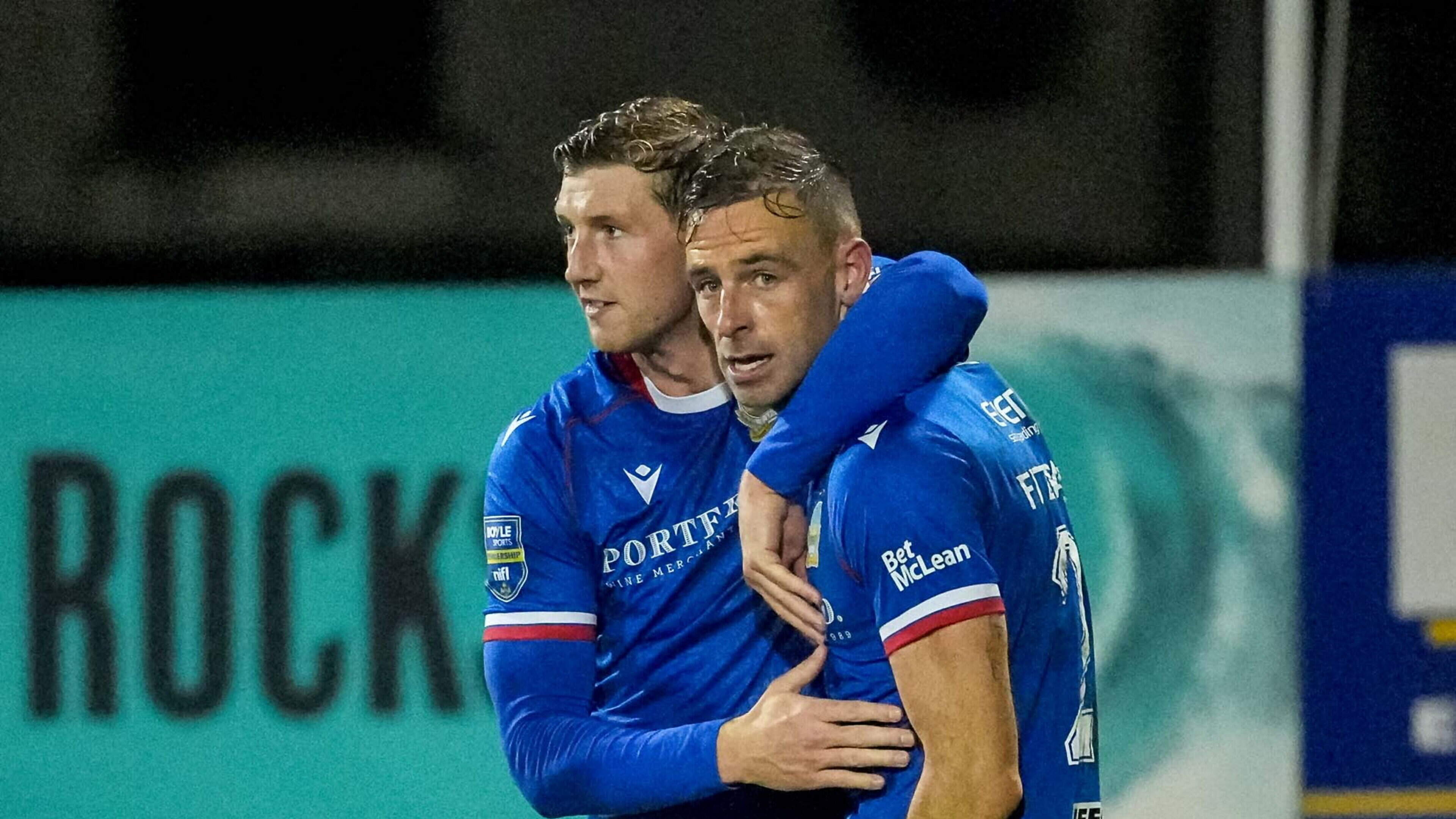 Linfield's Matthew Fitzpatrick celebrates his winning goal against Portadown © David Maginnis/Pacemaker Press