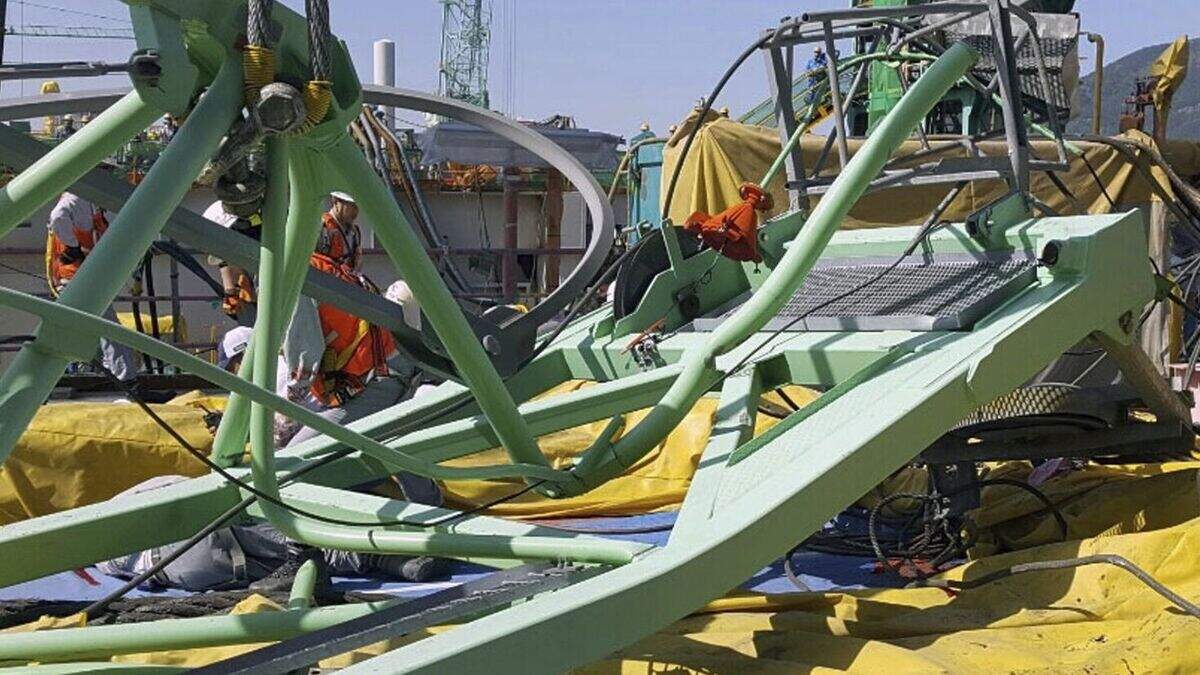 Six workers killed in crane collapse at Samsung shipyard | Belfast ...